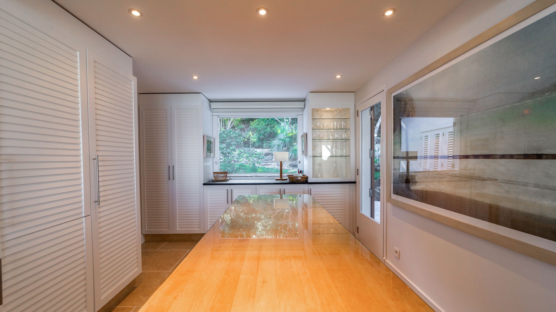 KITCHEN & DINING AREA