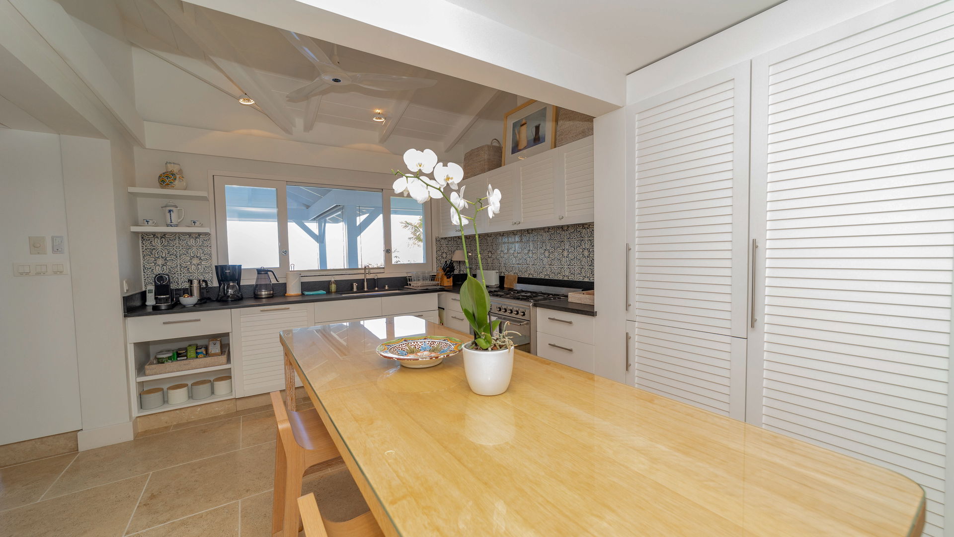 KITCHEN & DINING AREA