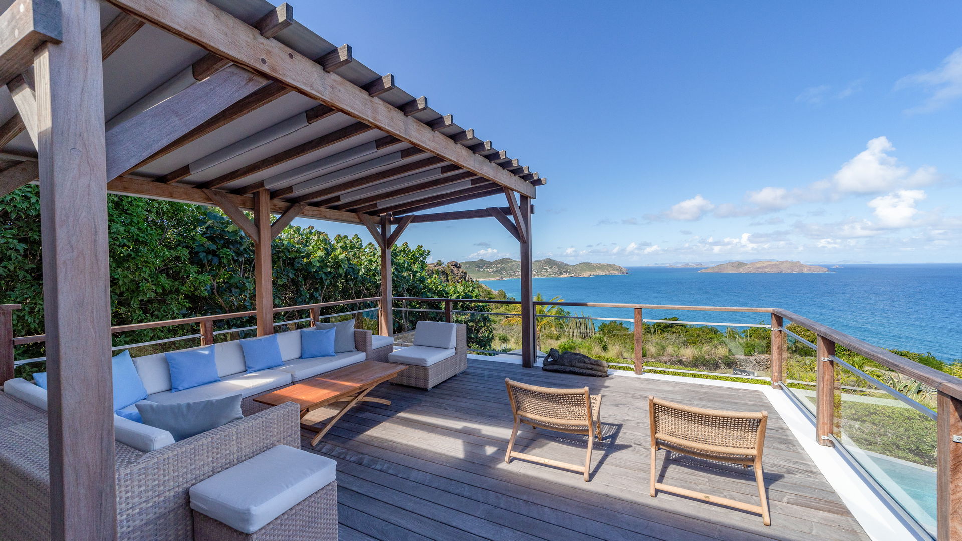 OUTDOOR LOUNGE AREA