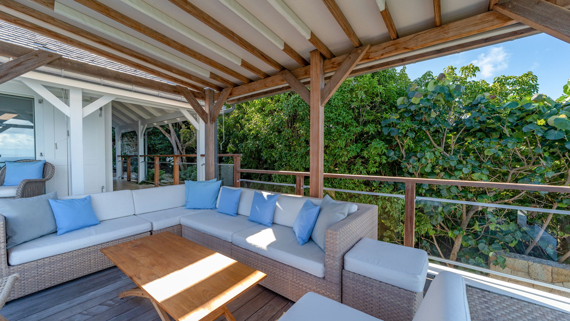 OUTDOOR LOUNGE AREA