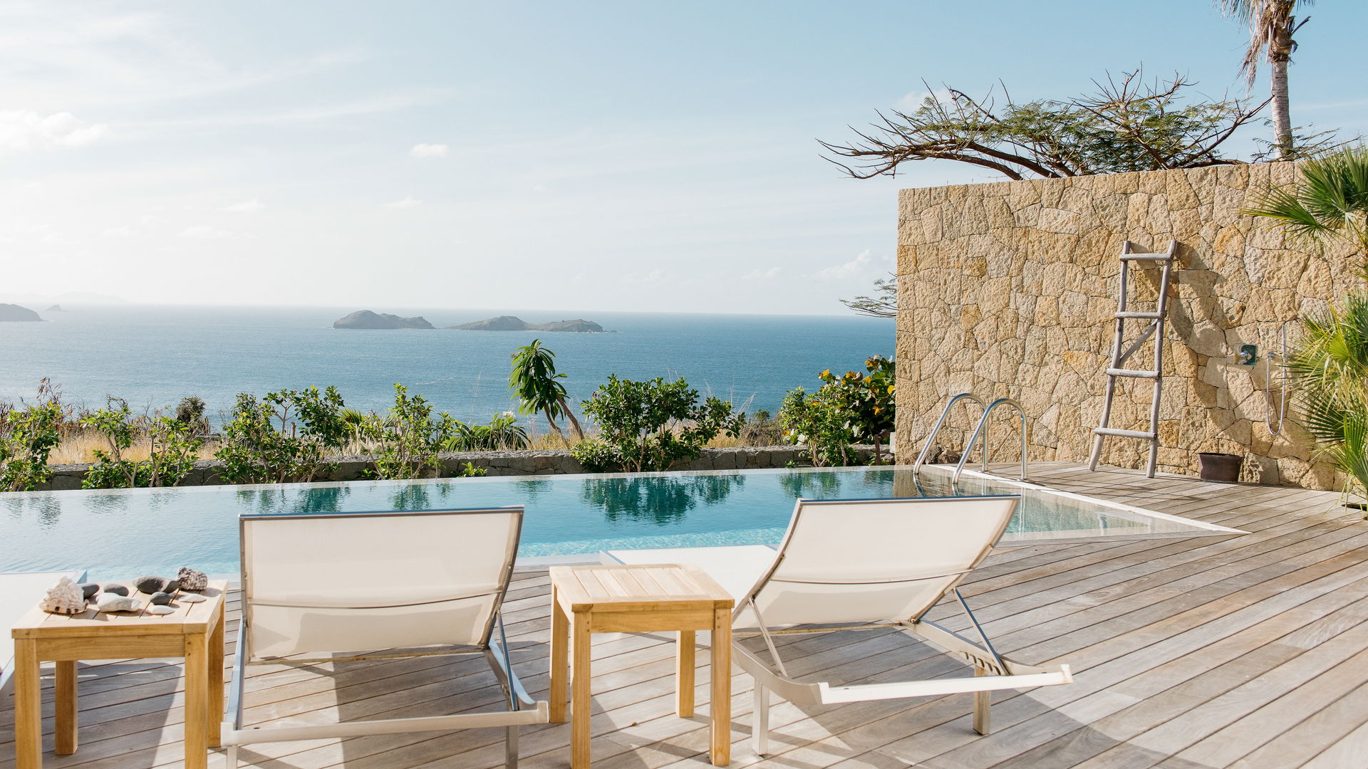 POOL & TERRACE