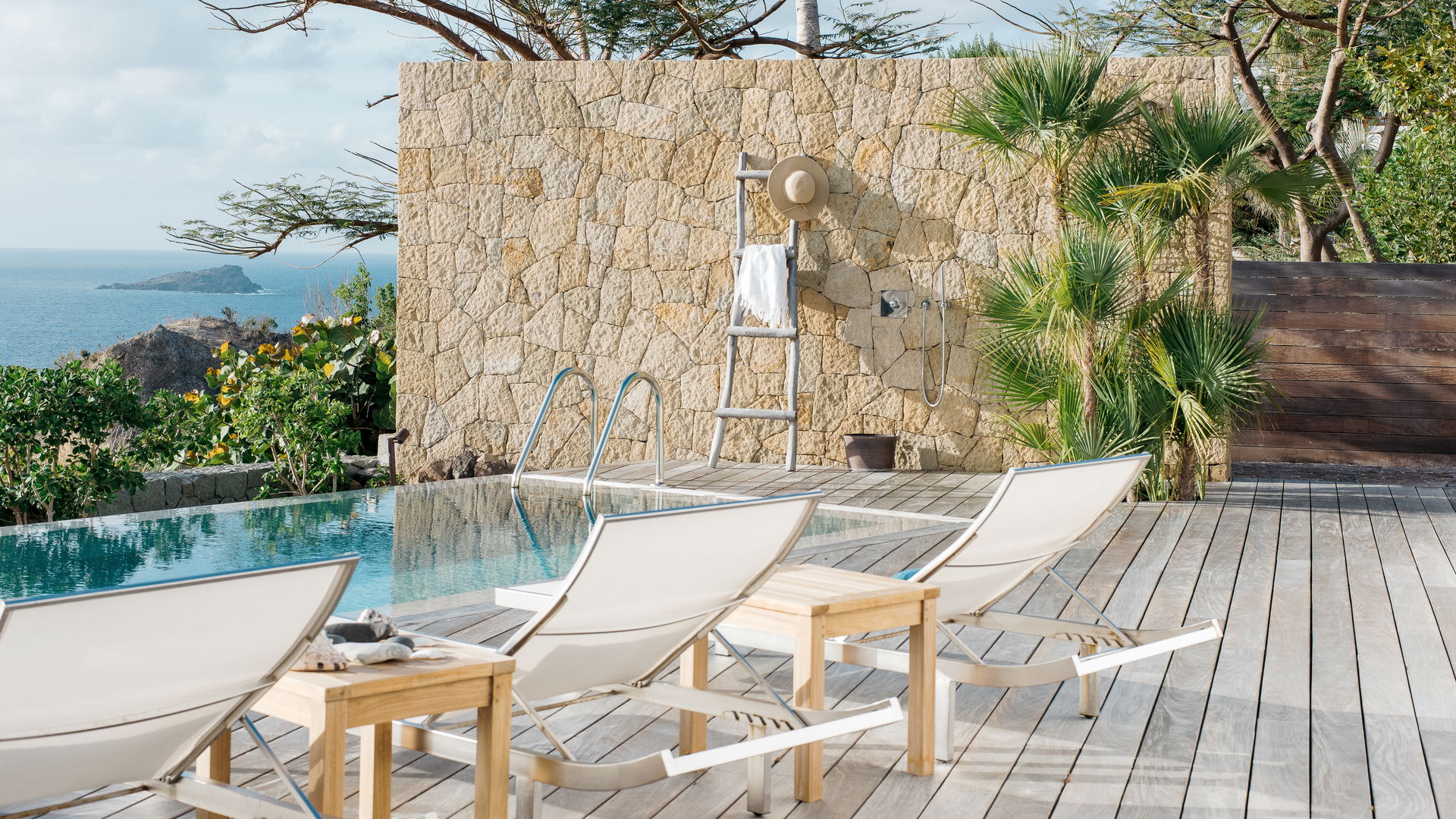 POOL & TERRACE