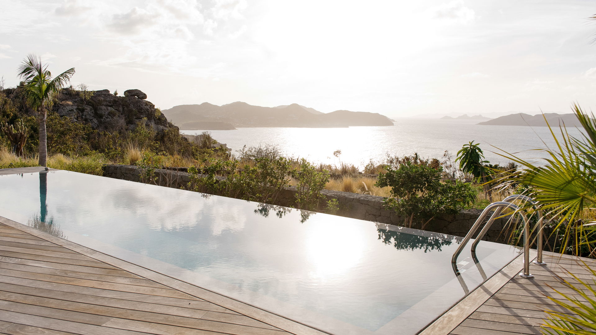 POOL & TERRACE