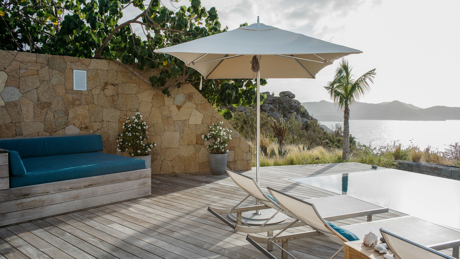 POOL & TERRACE