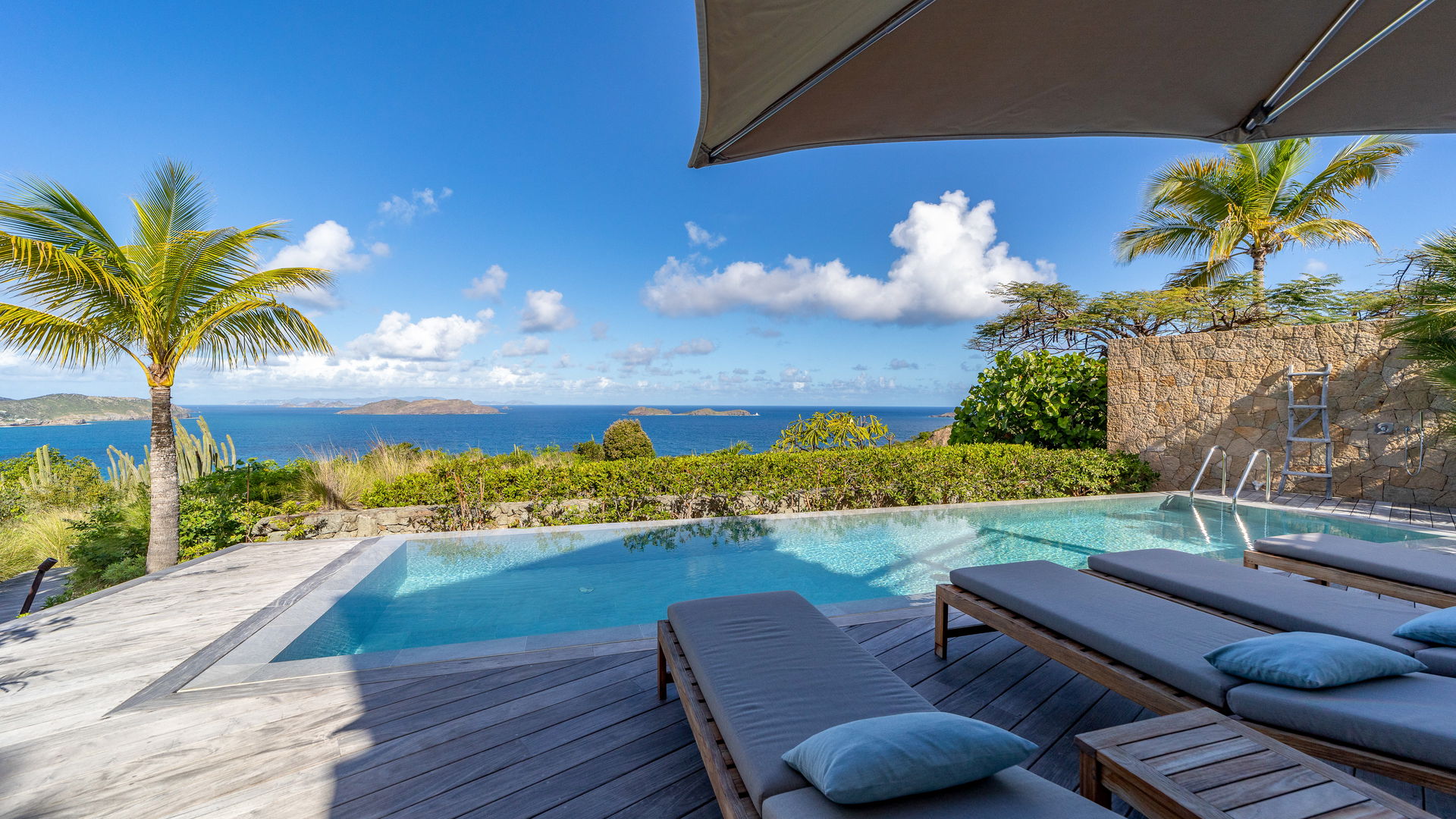 POOL & TERRACE