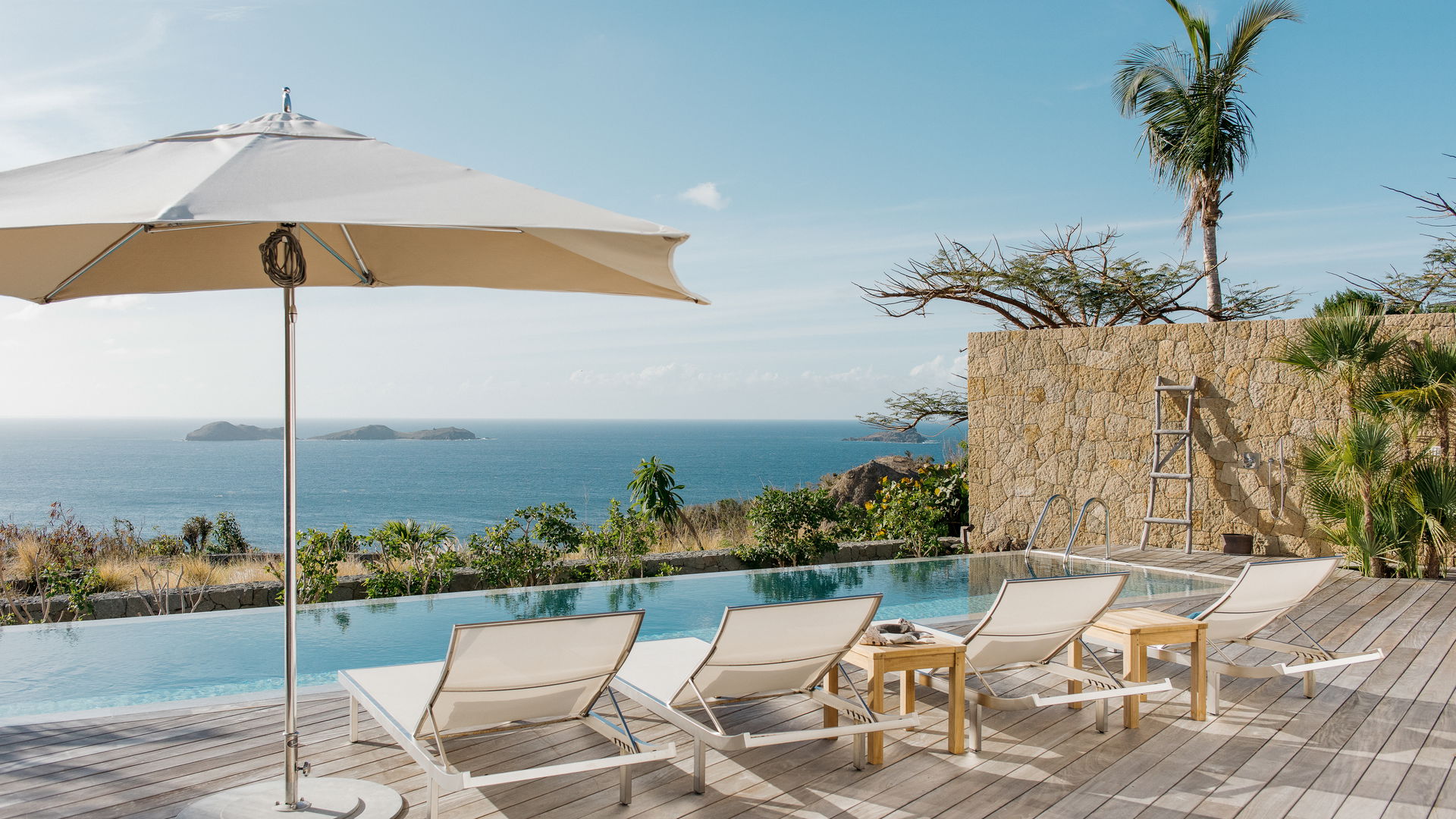 POOL & TERRACE