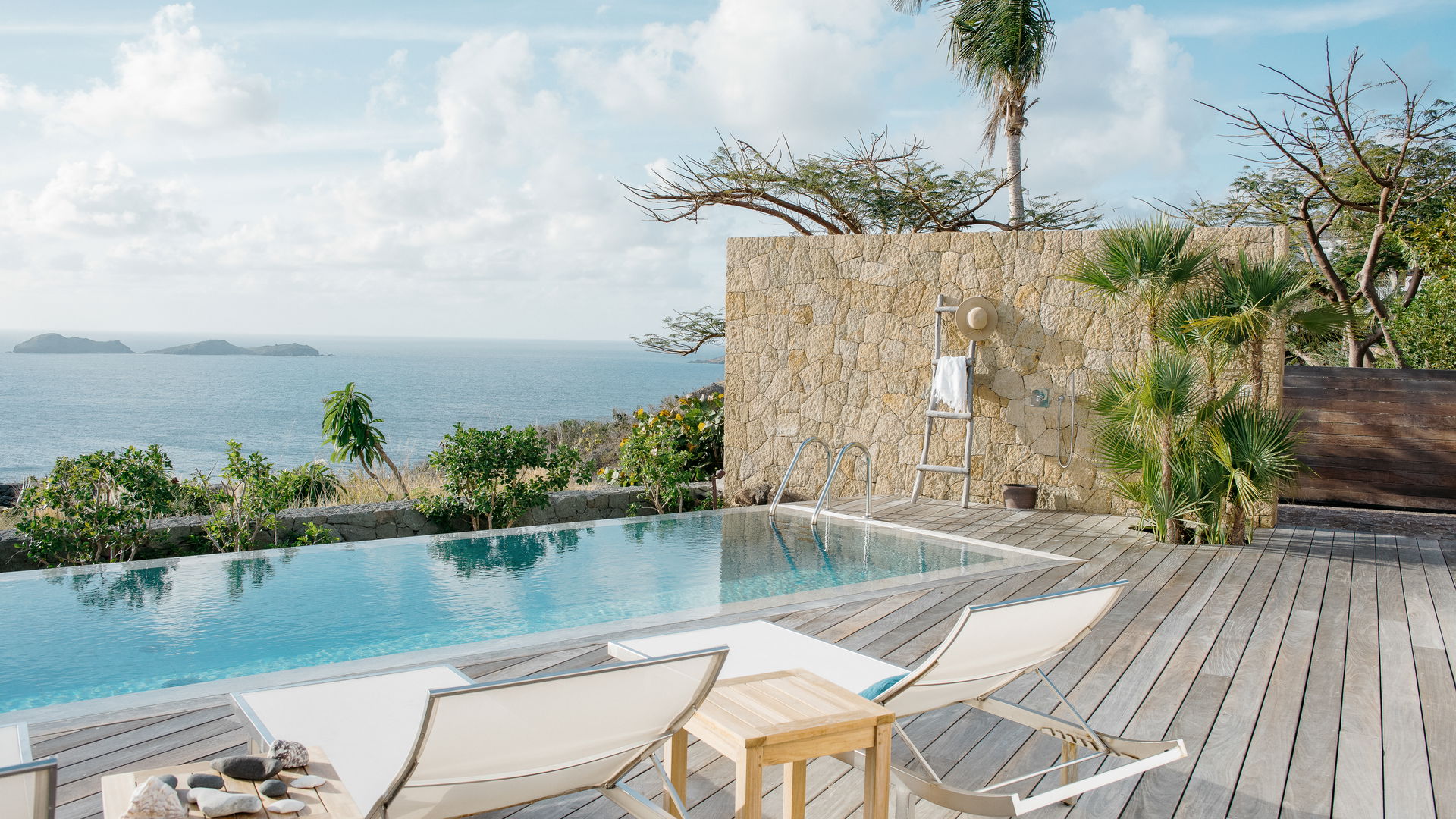 POOL & TERRACE