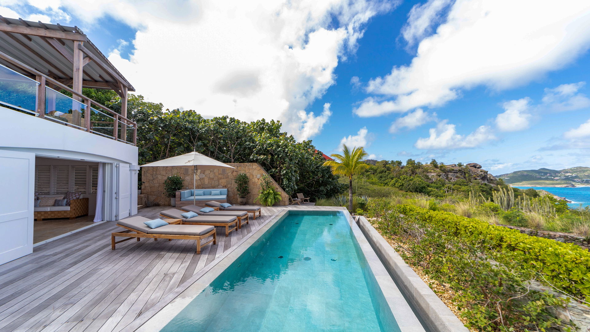 POOL & TERRACE
