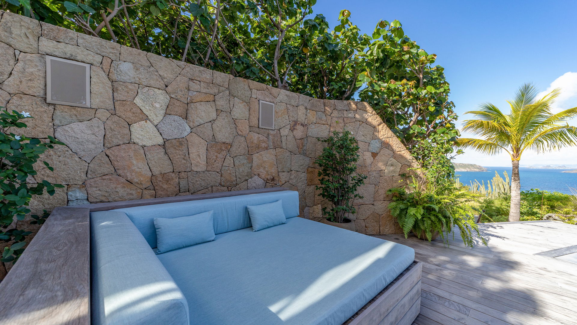 POOL & TERRACE