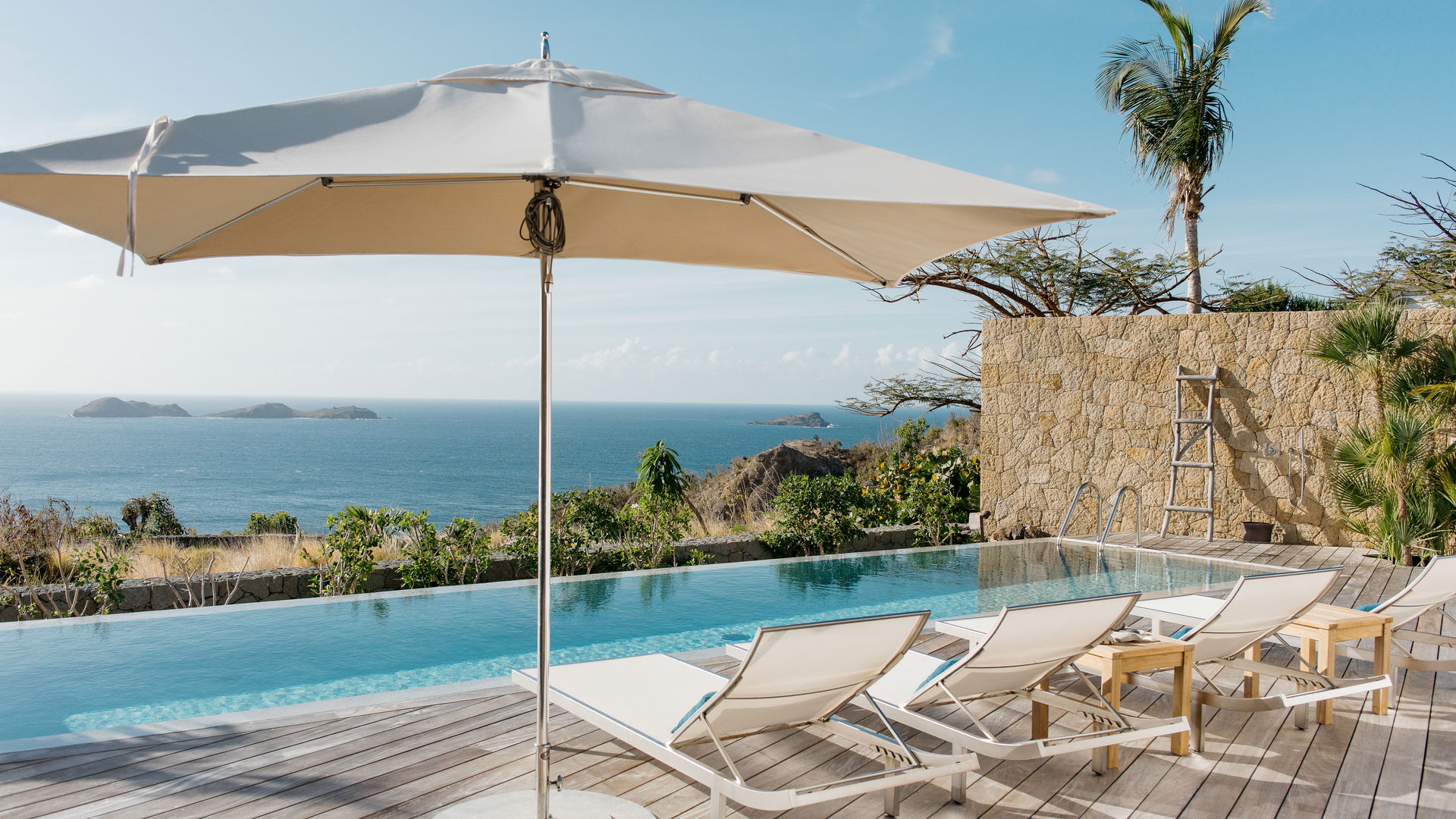POOL & TERRACE