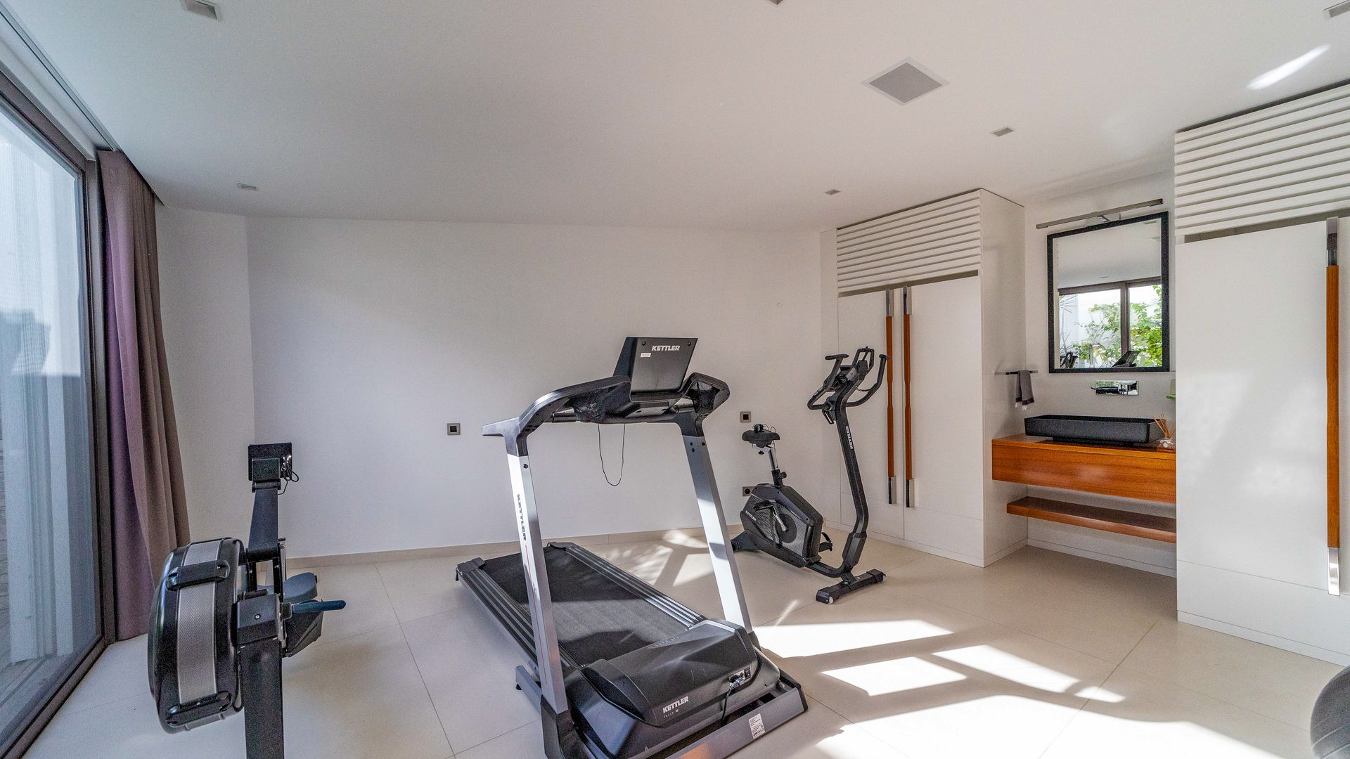 FITNESS ROOM