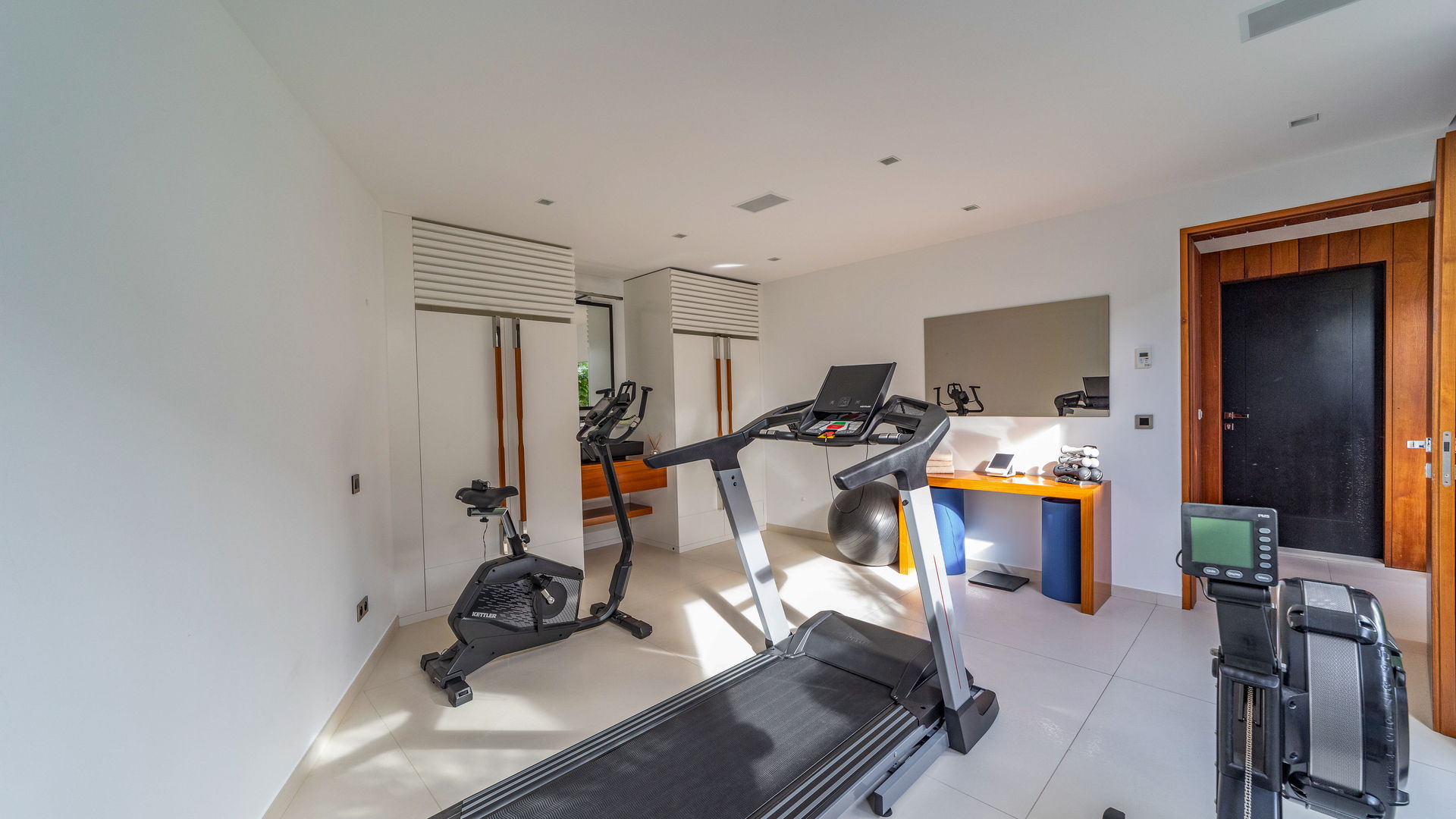 FITNESS ROOM