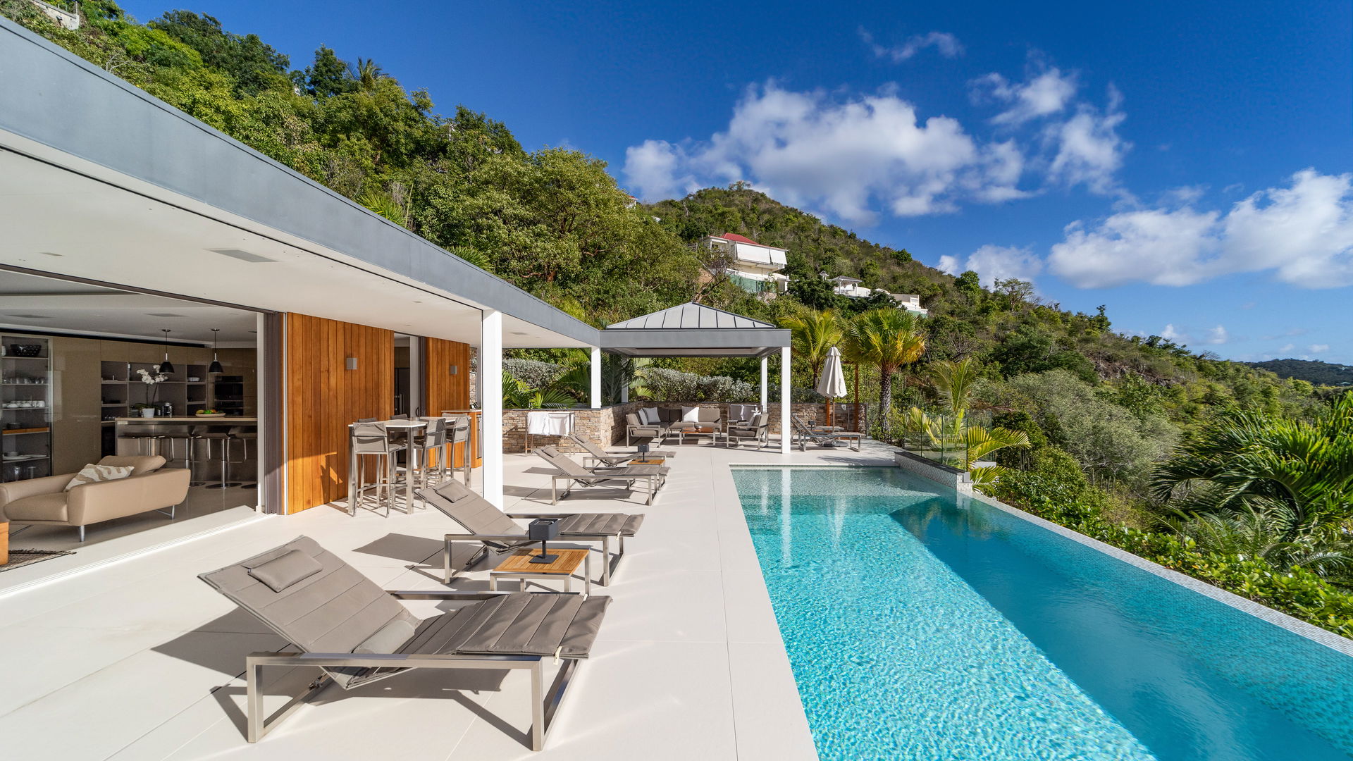 POOL & TERRACE