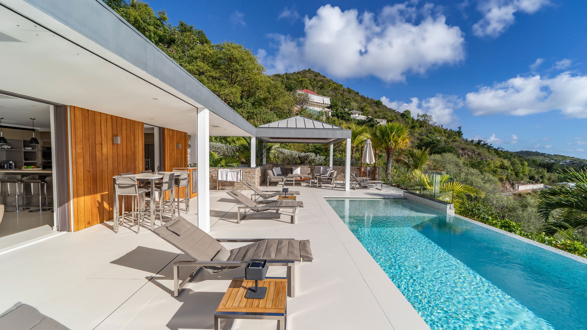 POOL & TERRACE