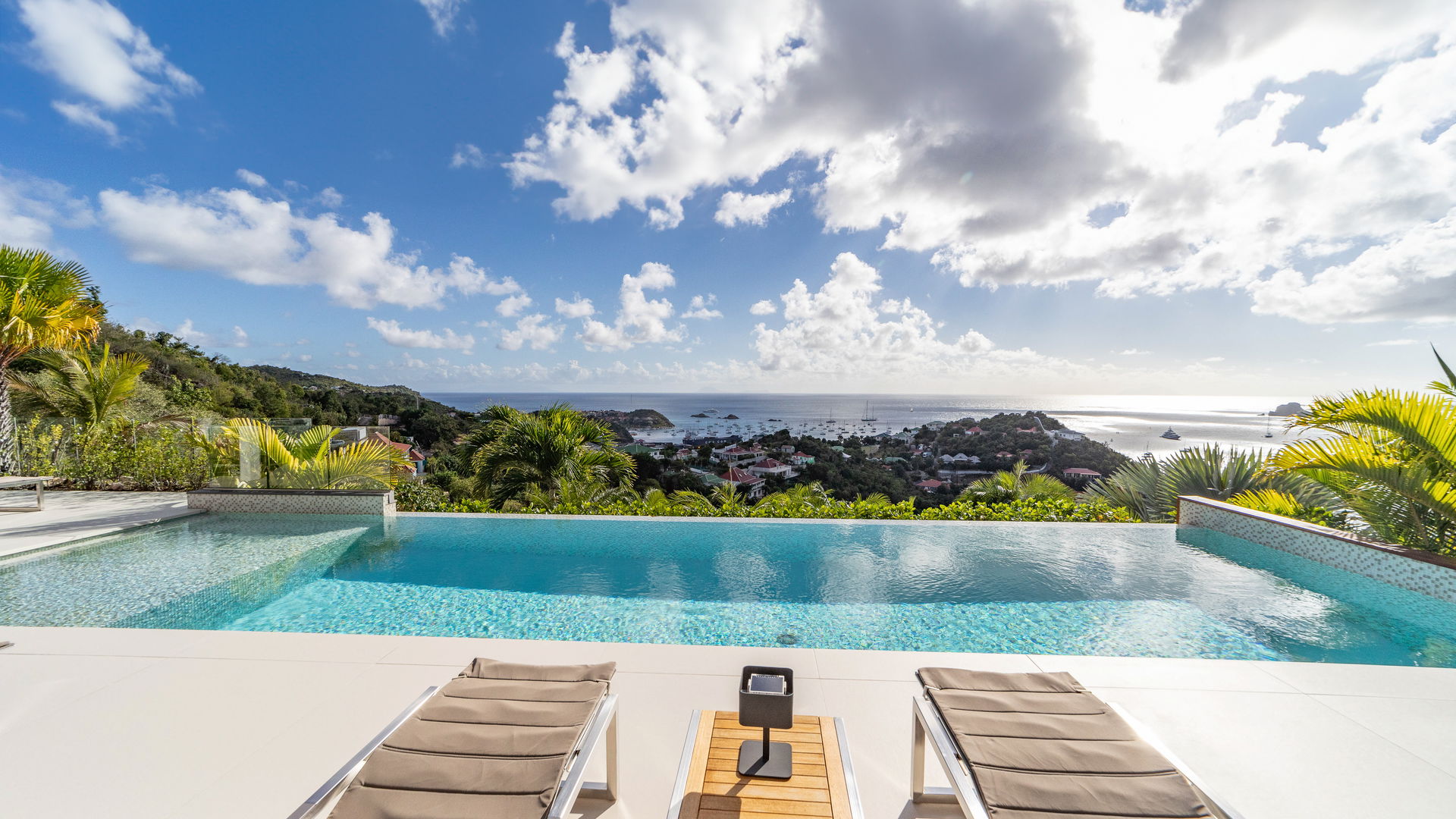 POOL & TERRACE
