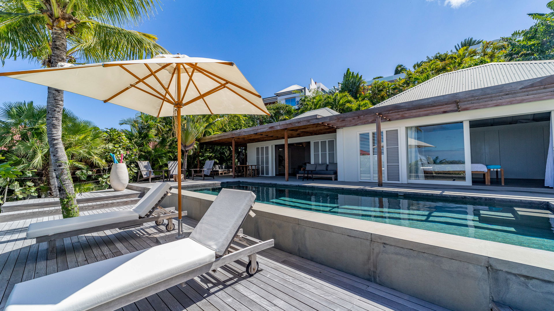 POOL & TERRACE