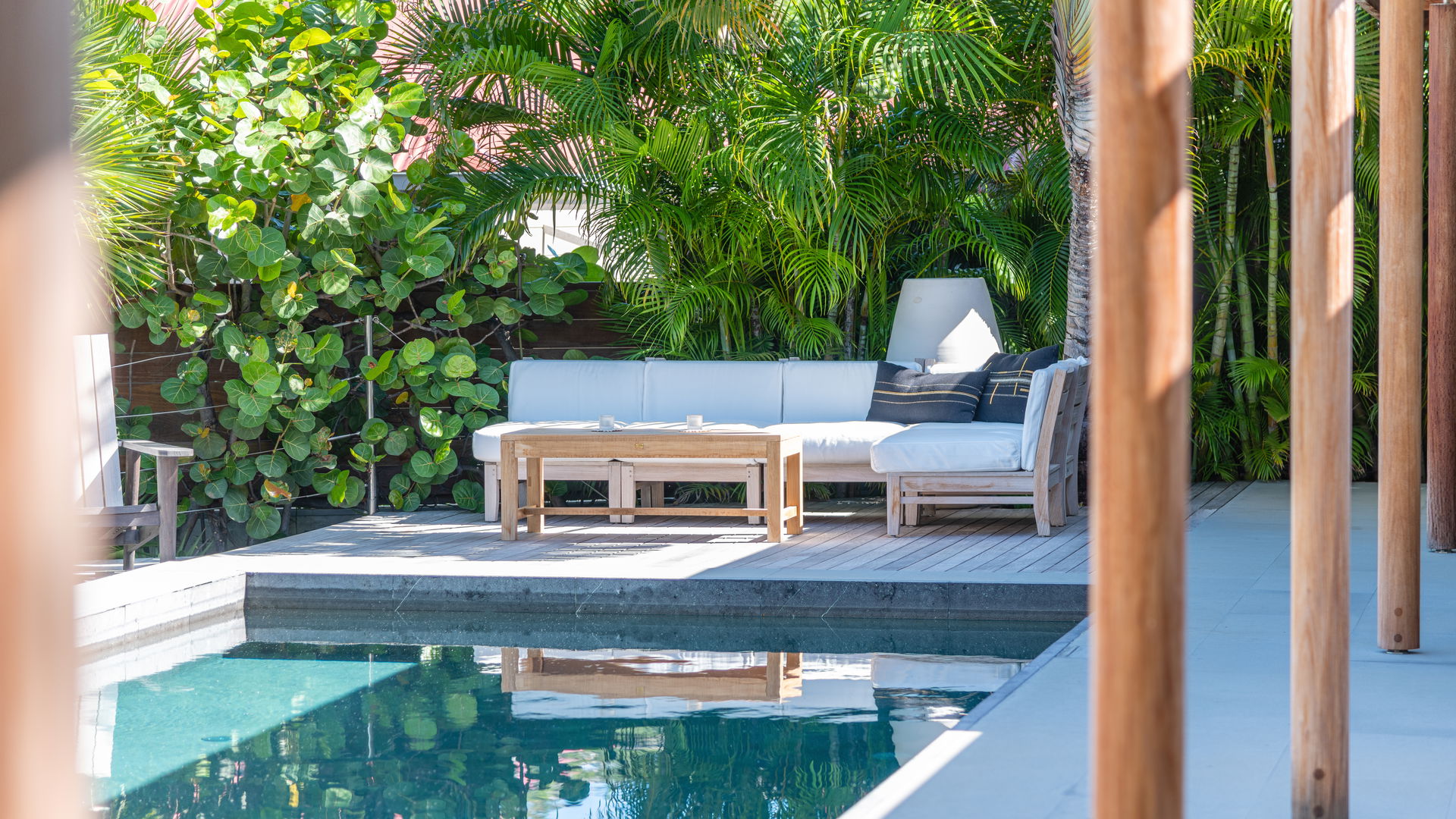 POOL & TERRACE