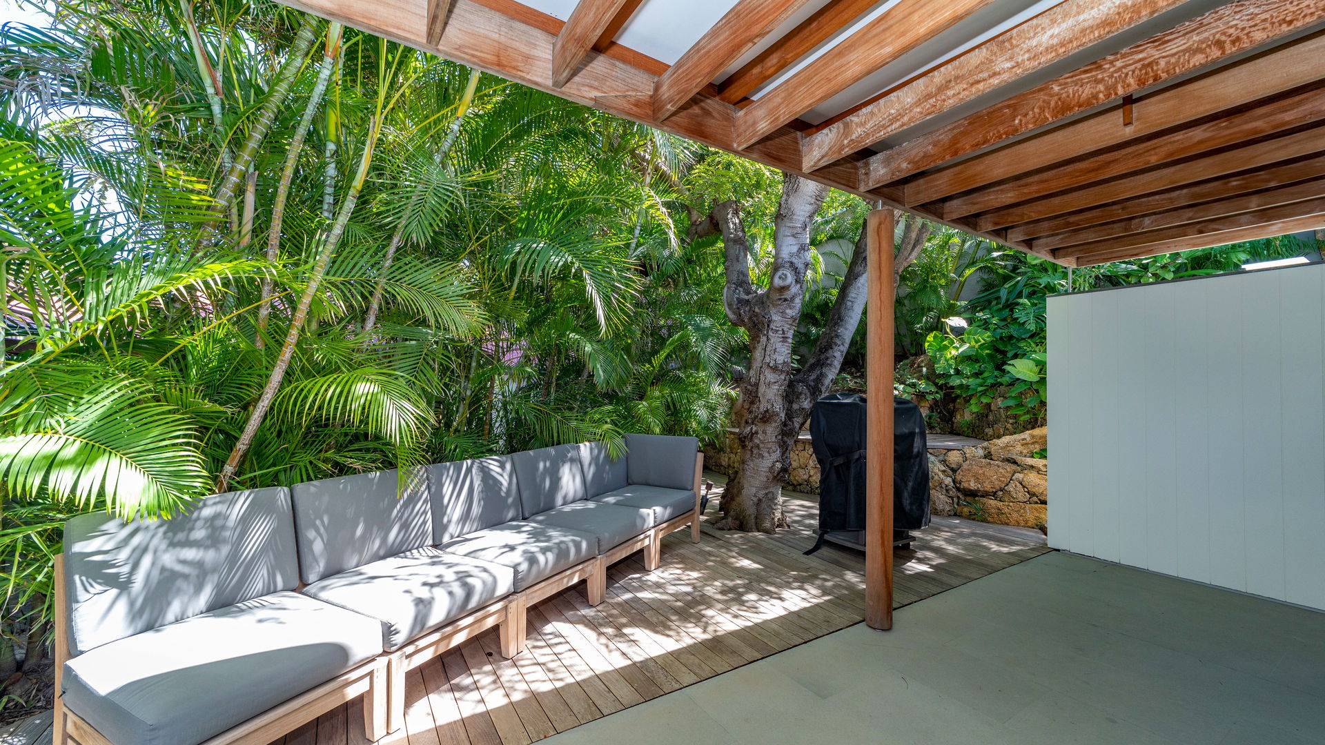 POOL & TERRACE