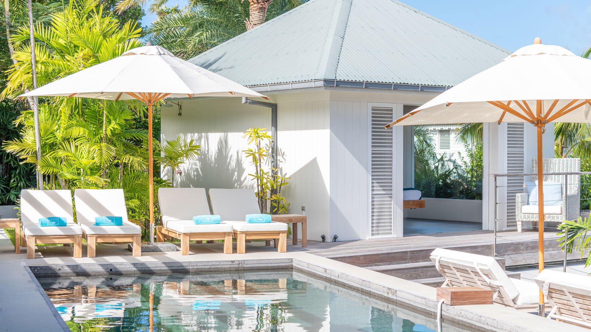 POOL & TERRACE