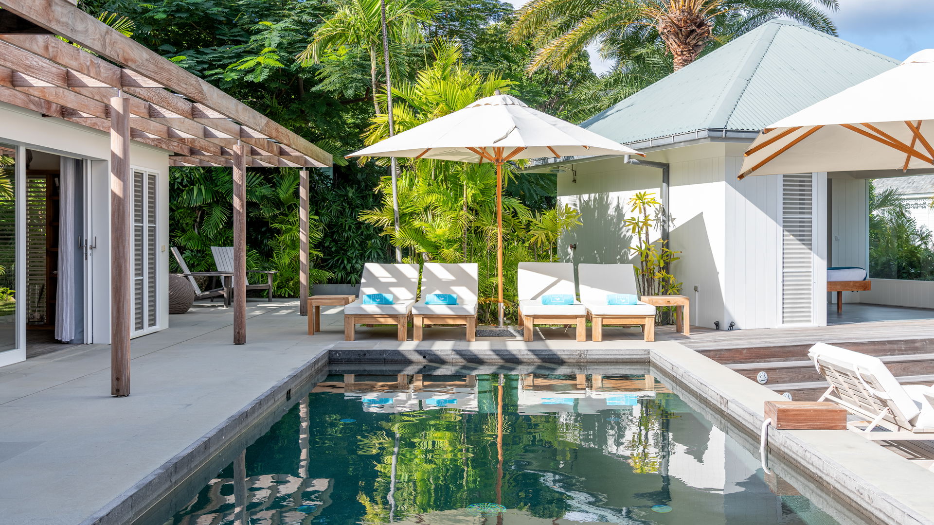 POOL & TERRACE