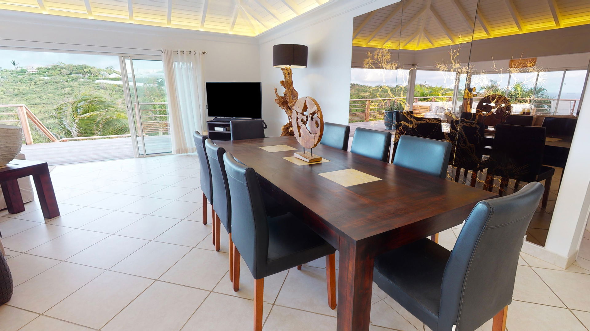 KITCHEN & DINING AREA