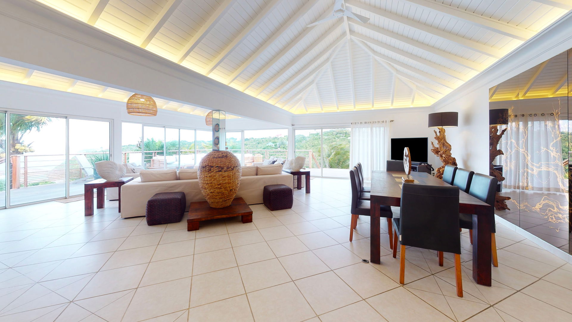 KITCHEN & DINING AREA