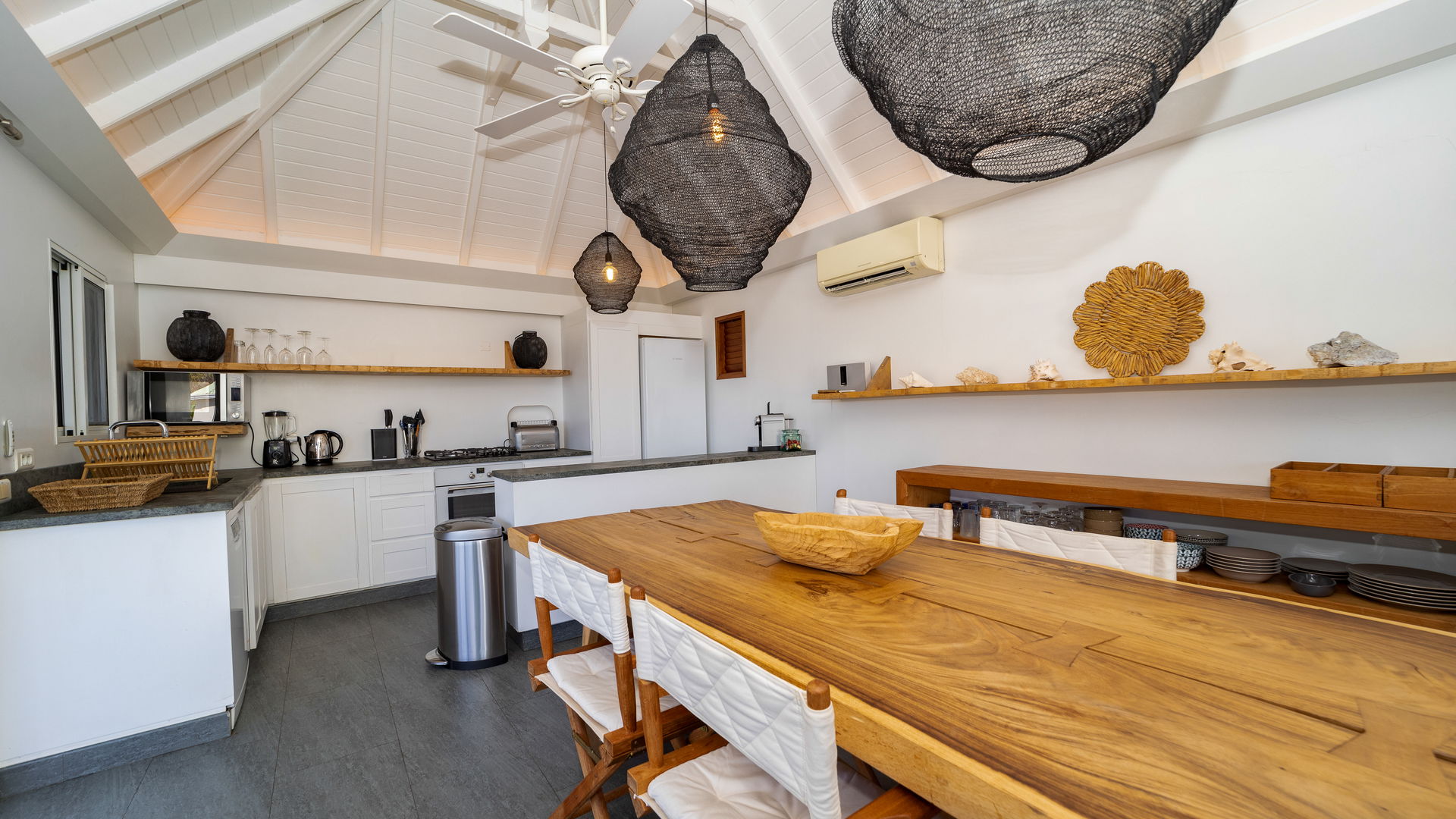 KITCHEN & DINING AREA