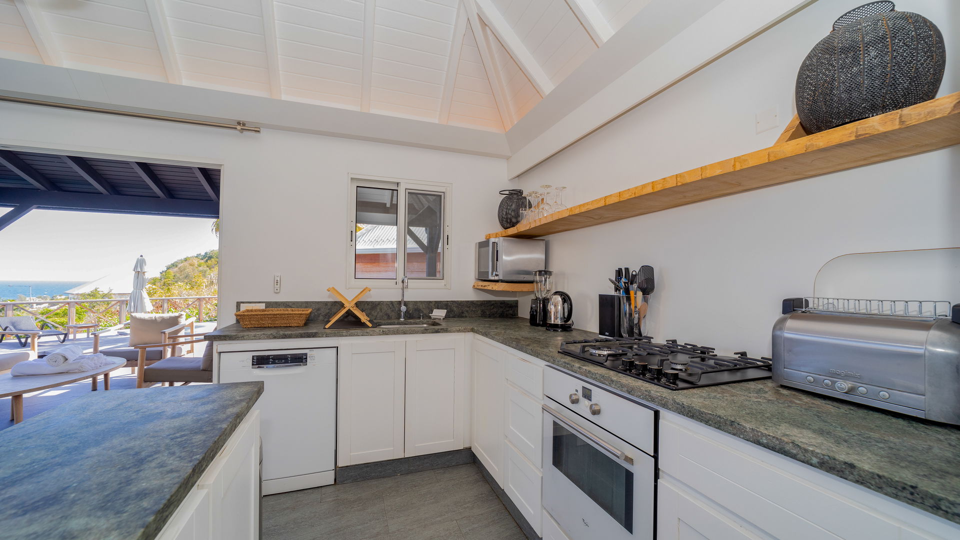 KITCHEN & DINING AREA