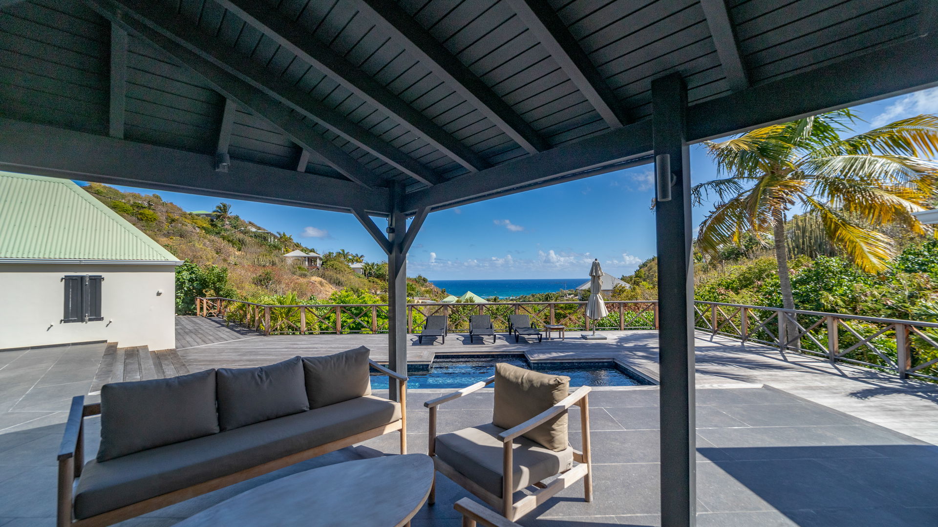 OUTDOOR LOUNGE AREA