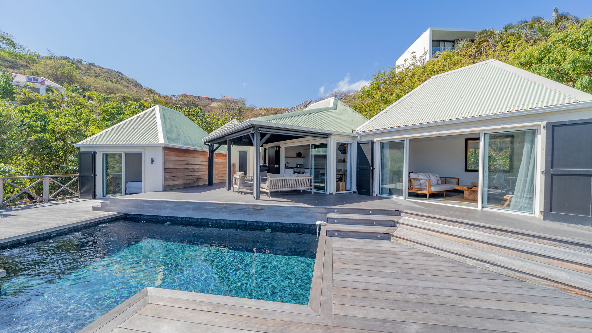 POOL & TERRACE