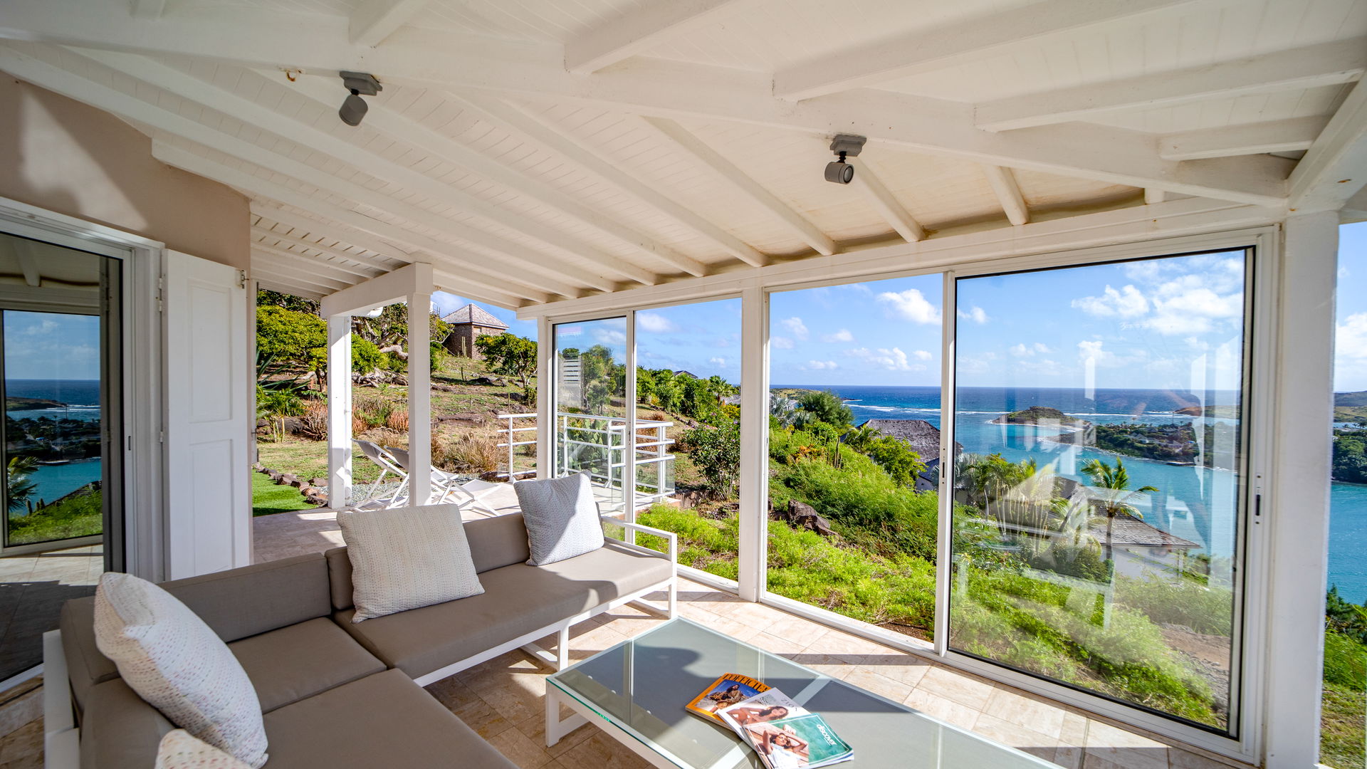 OUTDOOR LOUNGE AREA