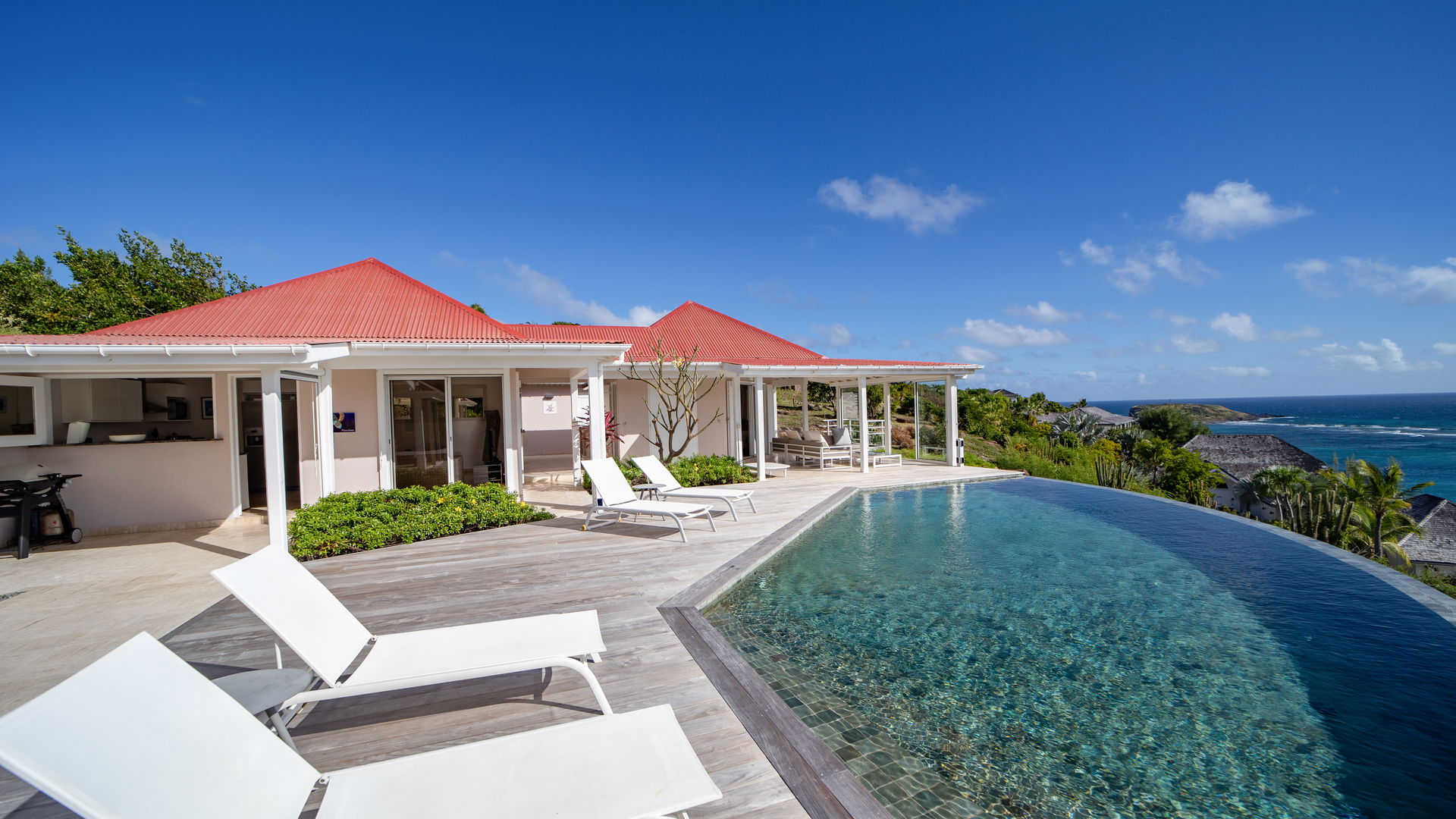 POOL & TERRACE