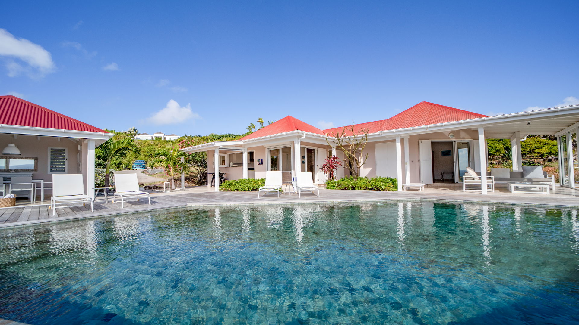 POOL & TERRACE
