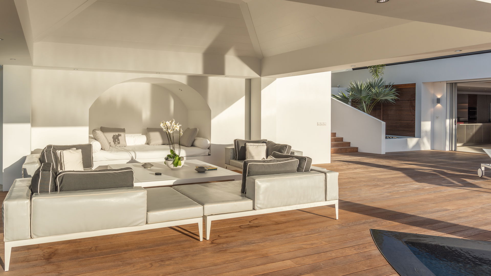 OUTDOOR LOUNGE