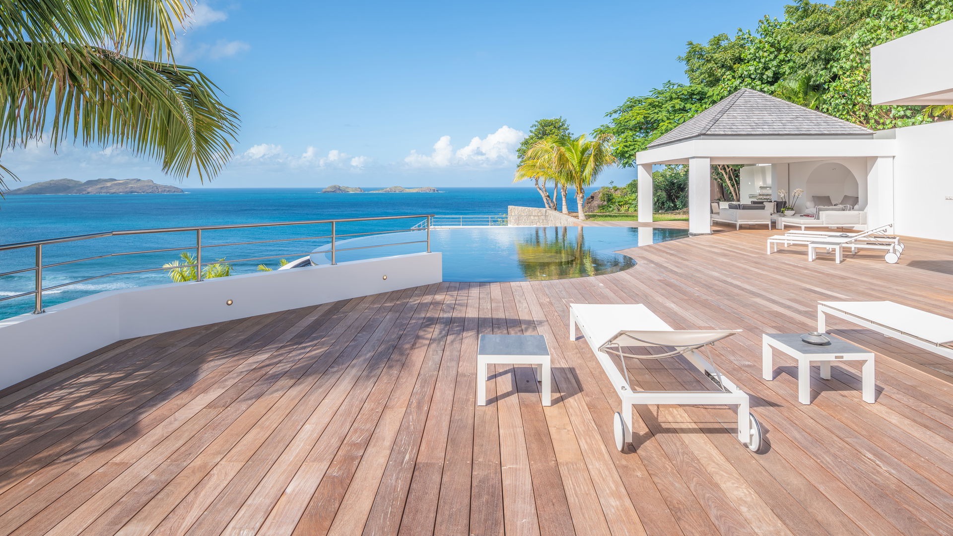 POOL & TERRACE