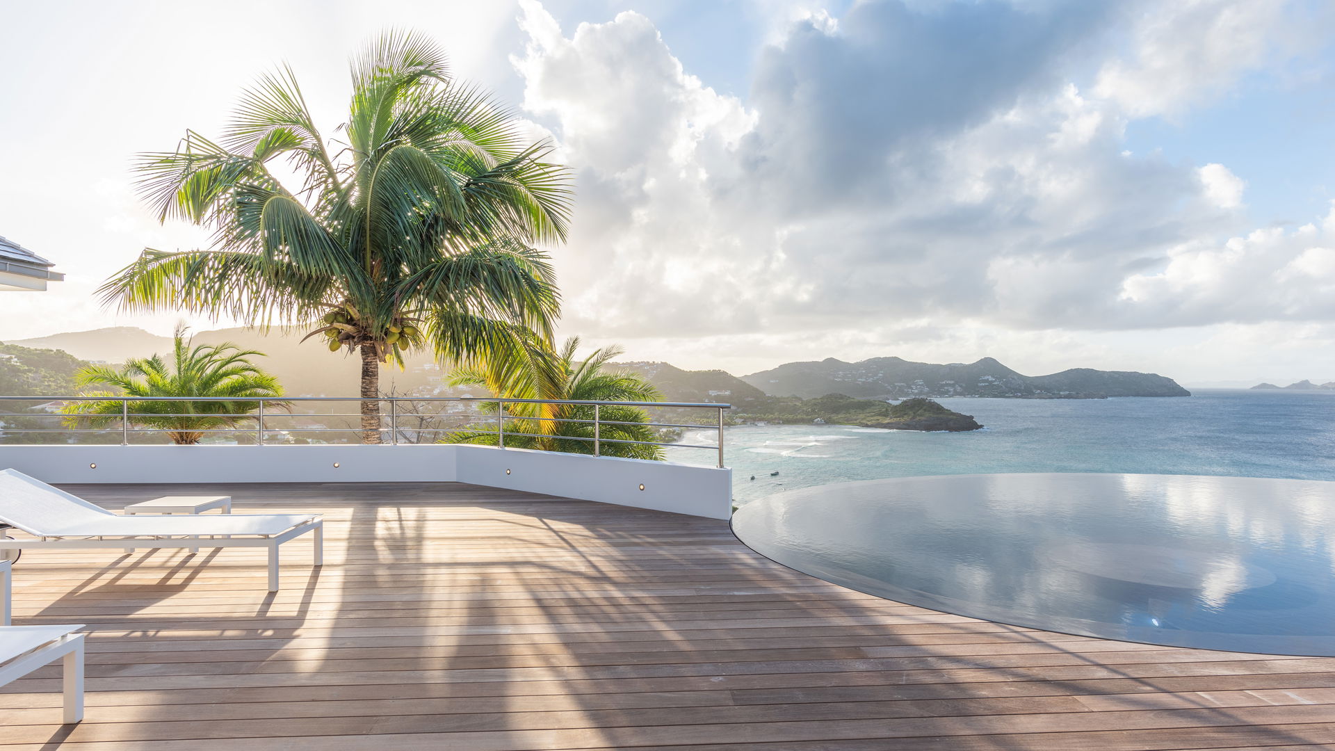 POOL & TERRACE