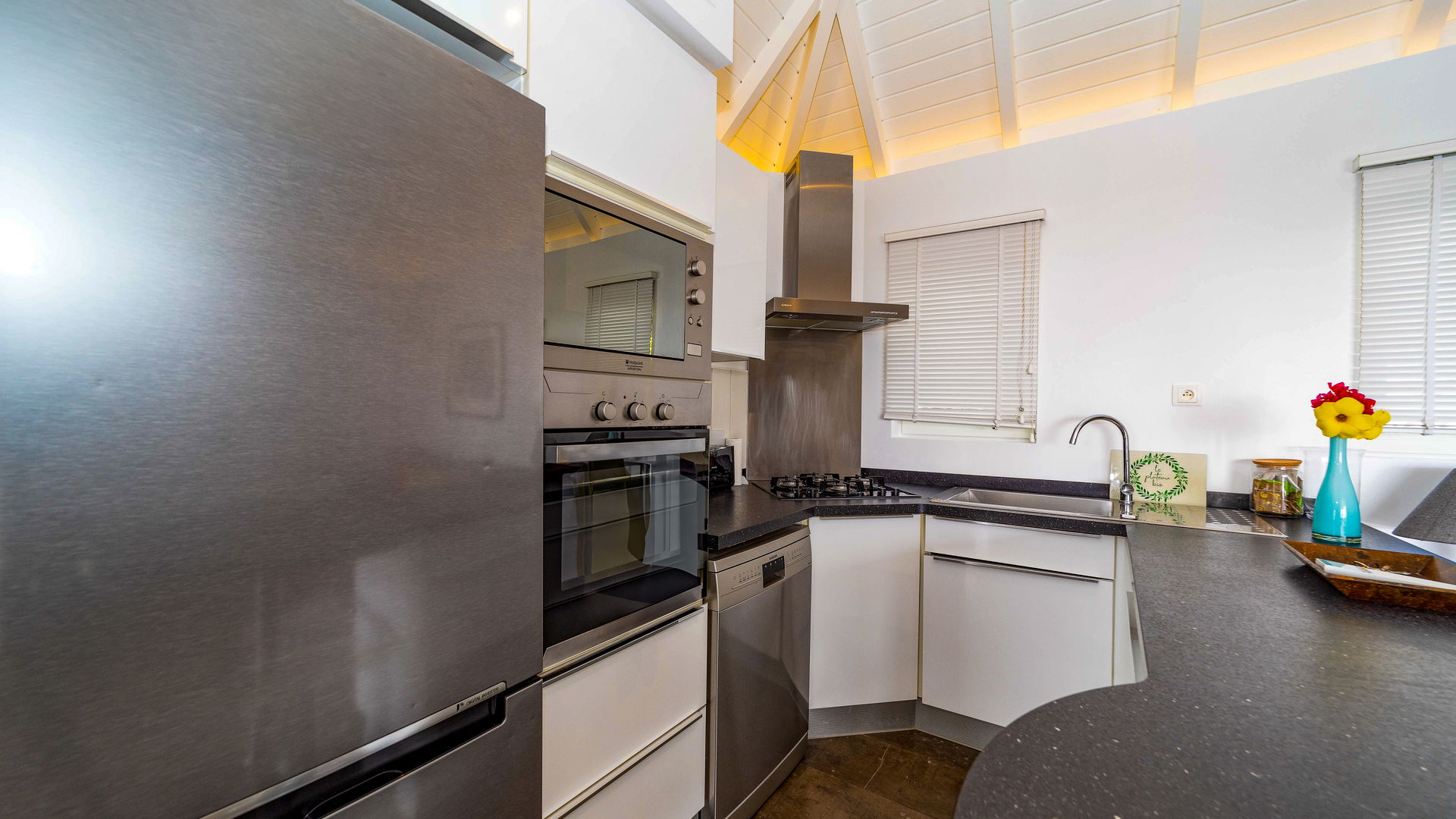 KITCHEN & DINING AREA