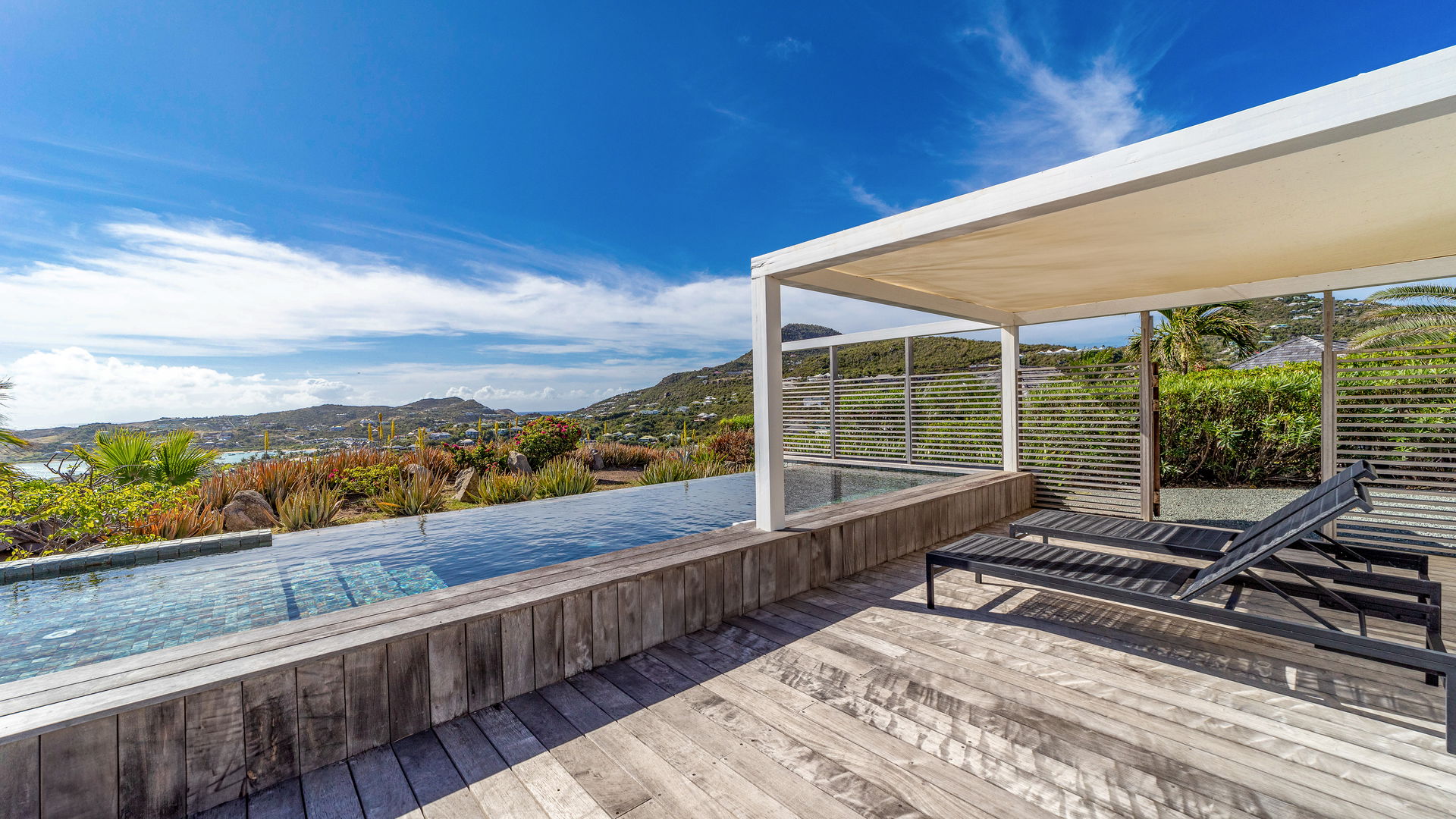 POOL & TERRACE