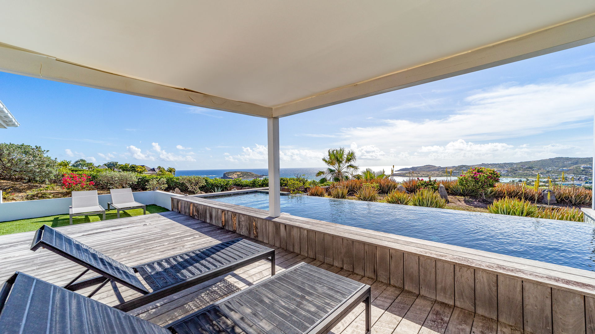 POOL & TERRACE