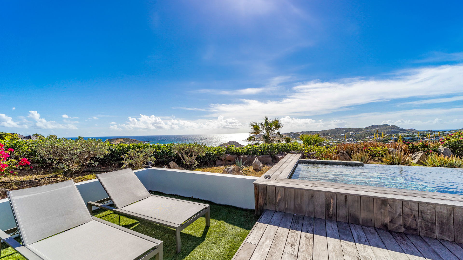 POOL & TERRACE