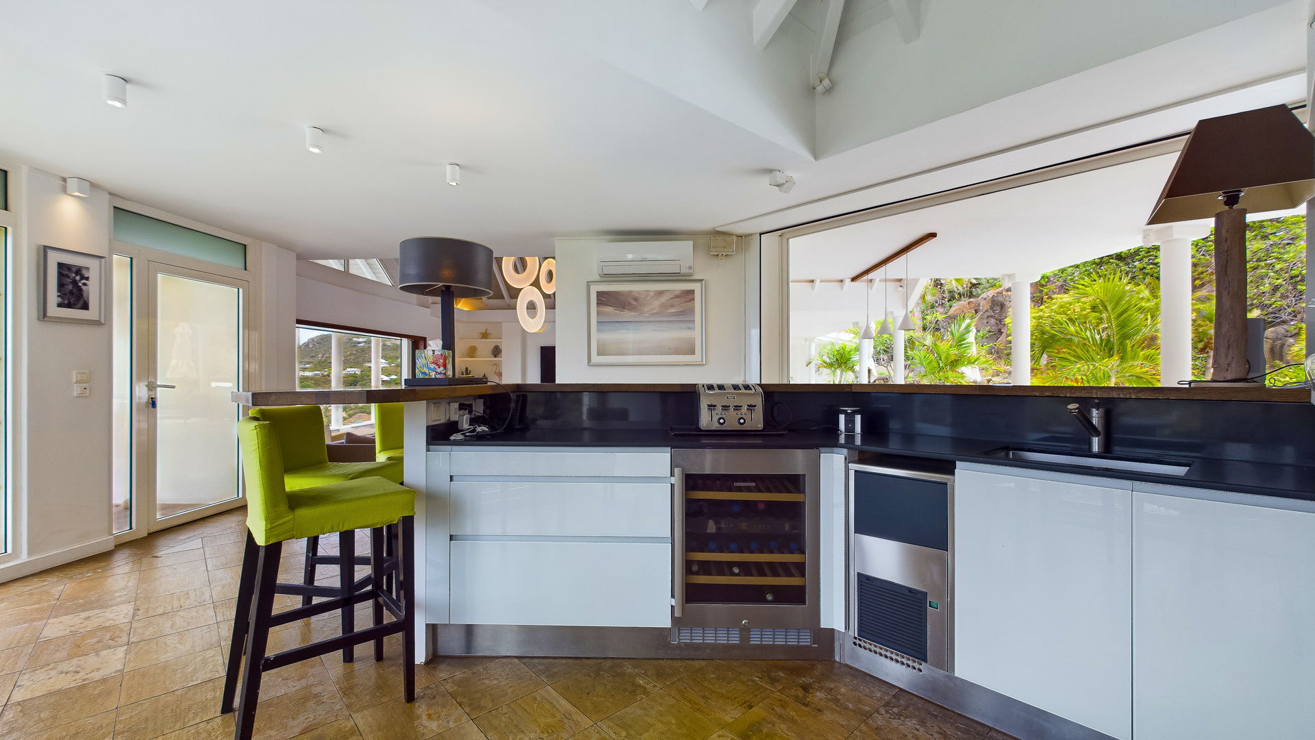 KITCHEN & DINING AREA
