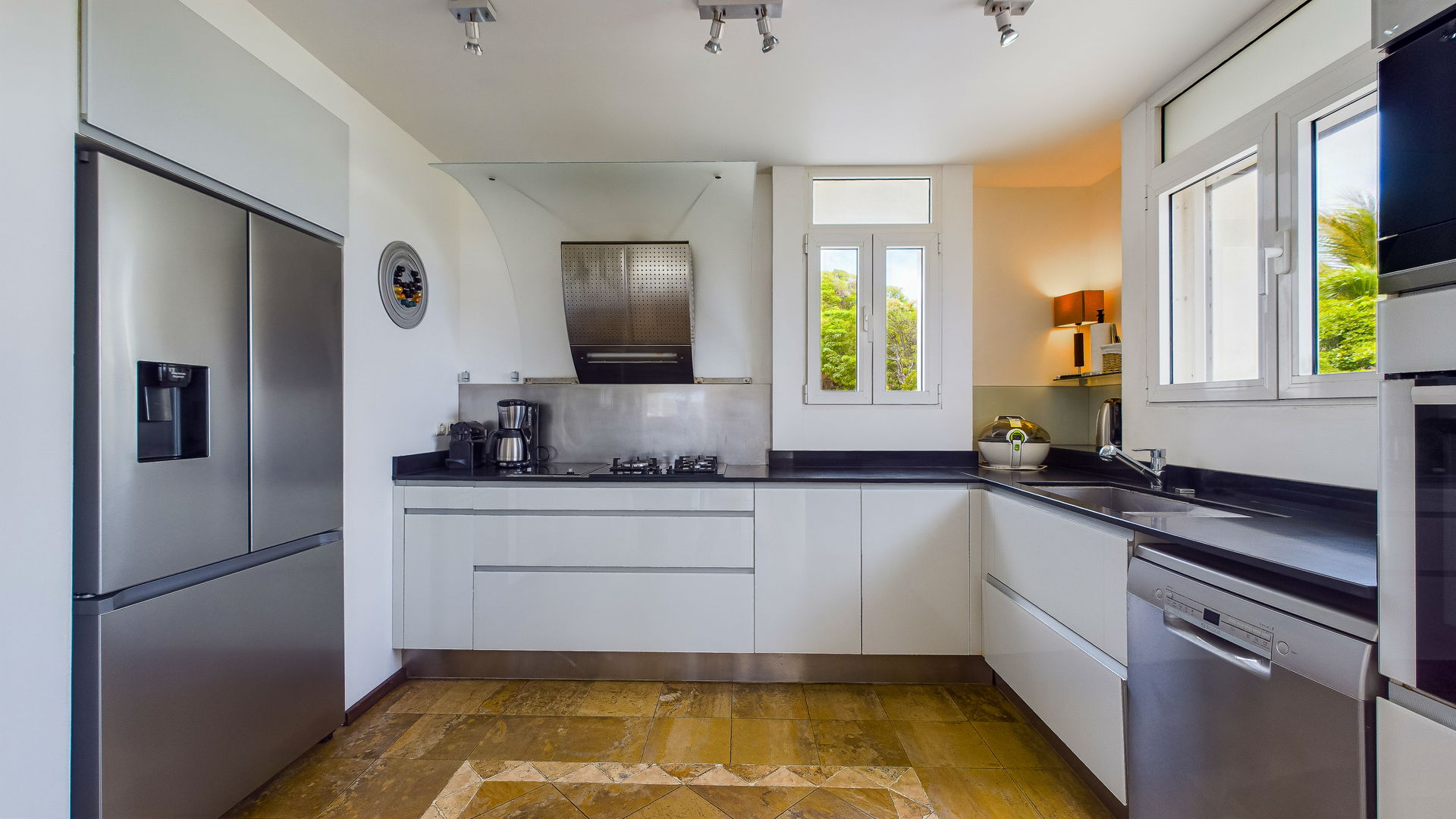 KITCHEN & DINING AREA