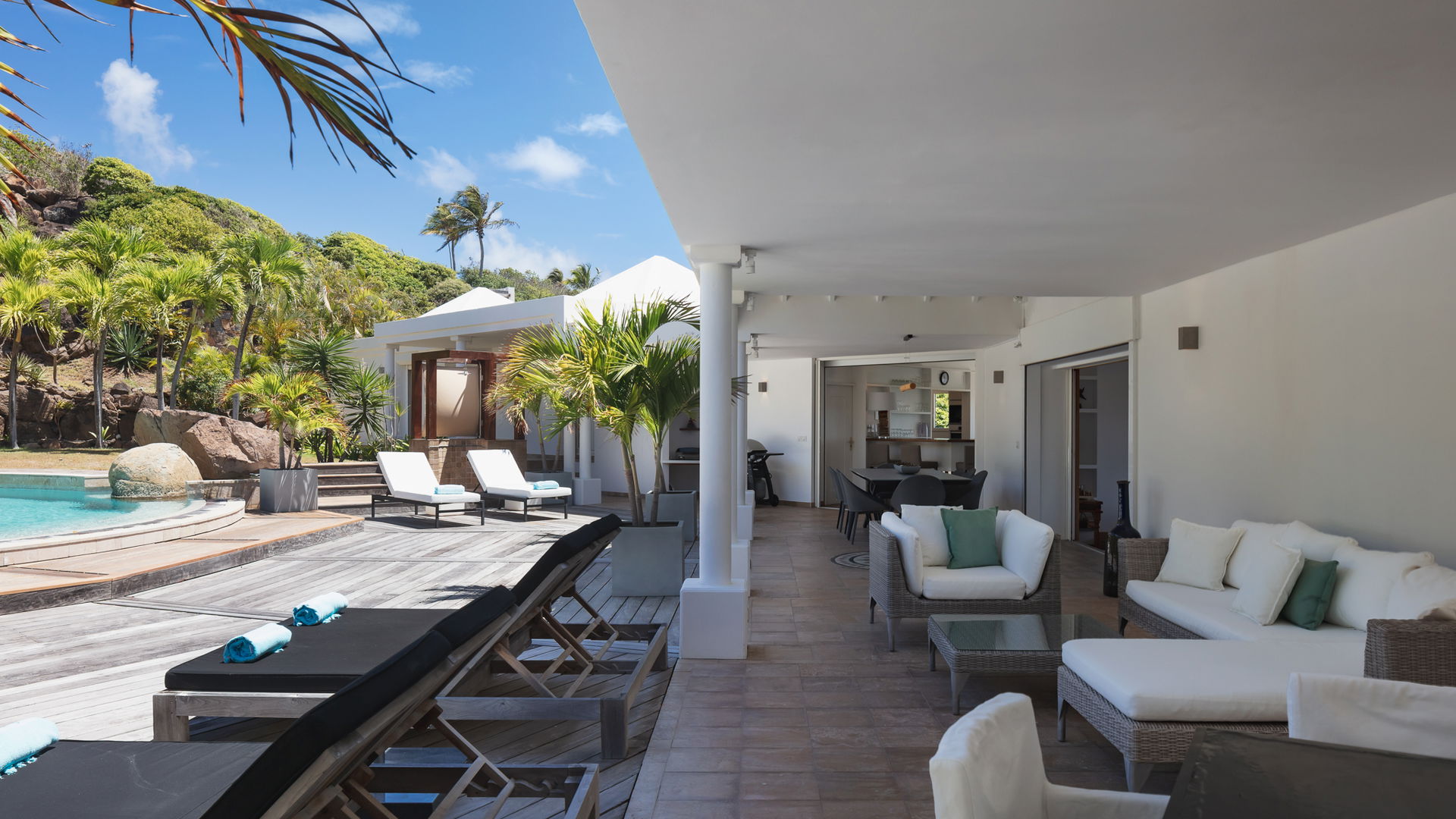 OUTDOOR LOUNGE AREA