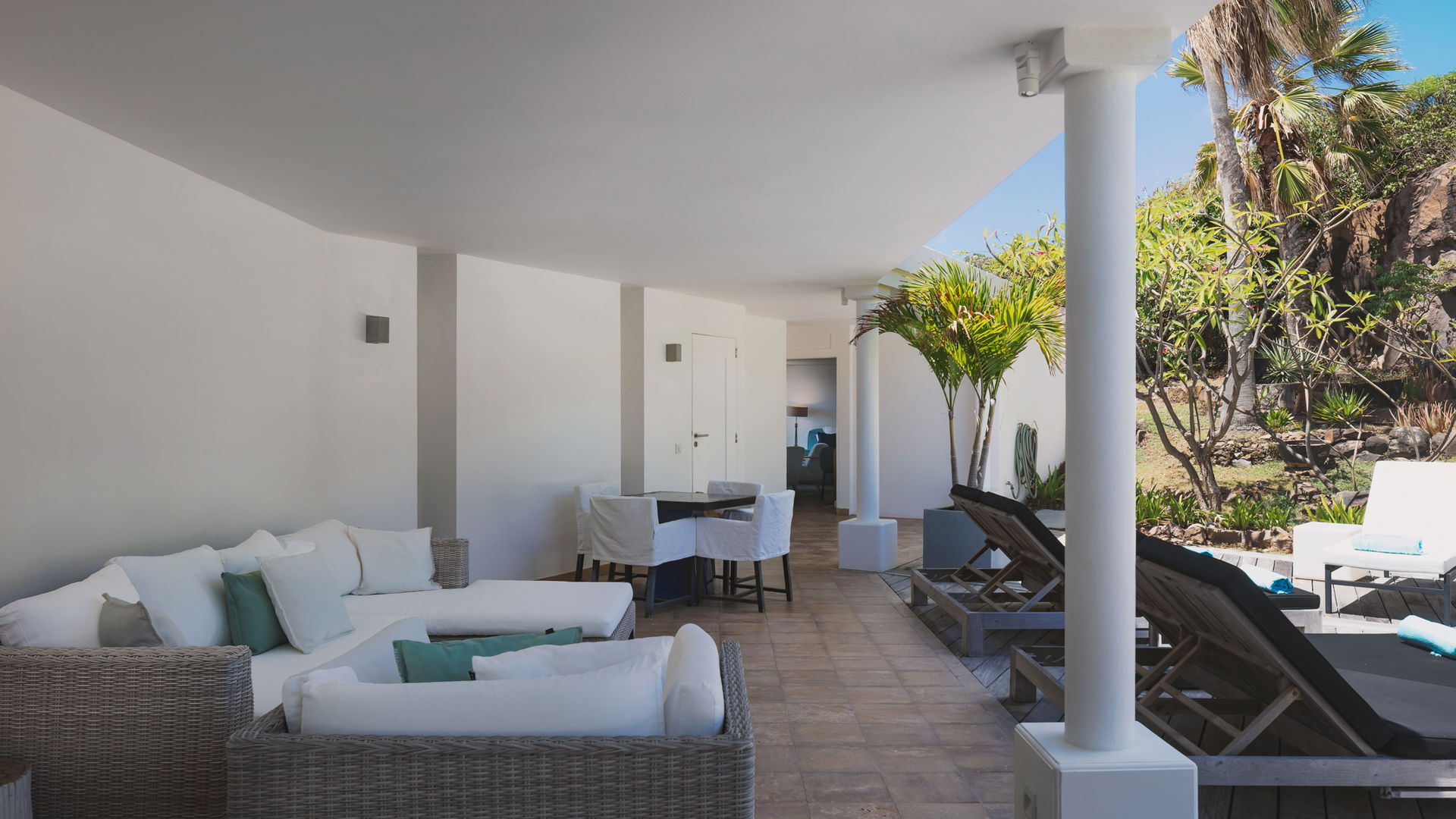 OUTDOOR LOUNGE AREA