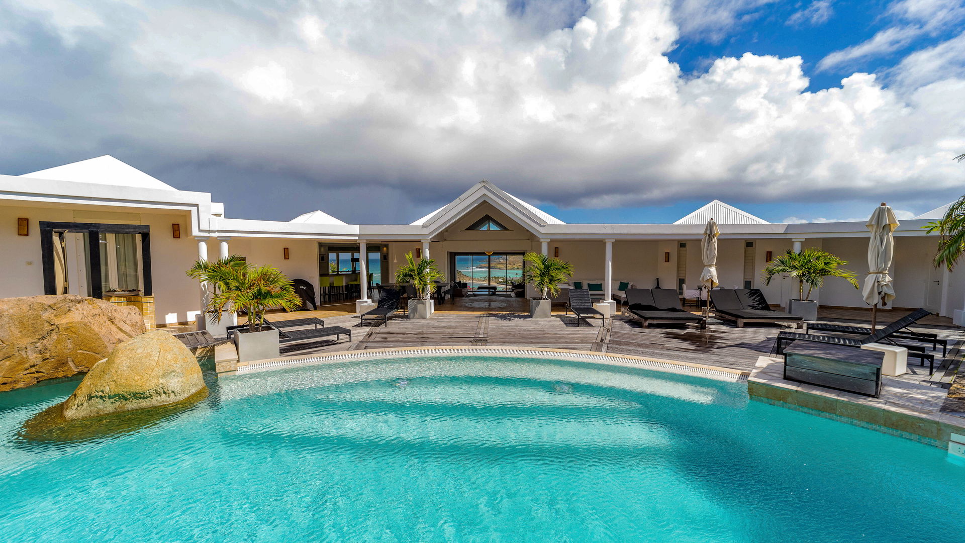 POOL & TERRACE