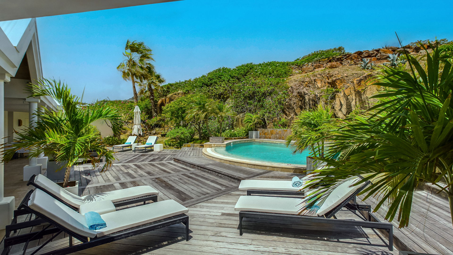 POOL & TERRACE