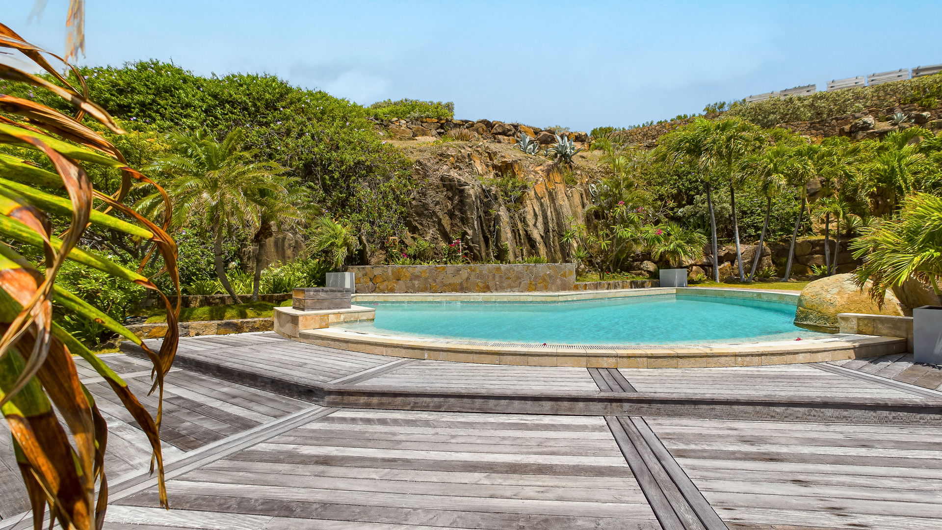 POOL & TERRACE