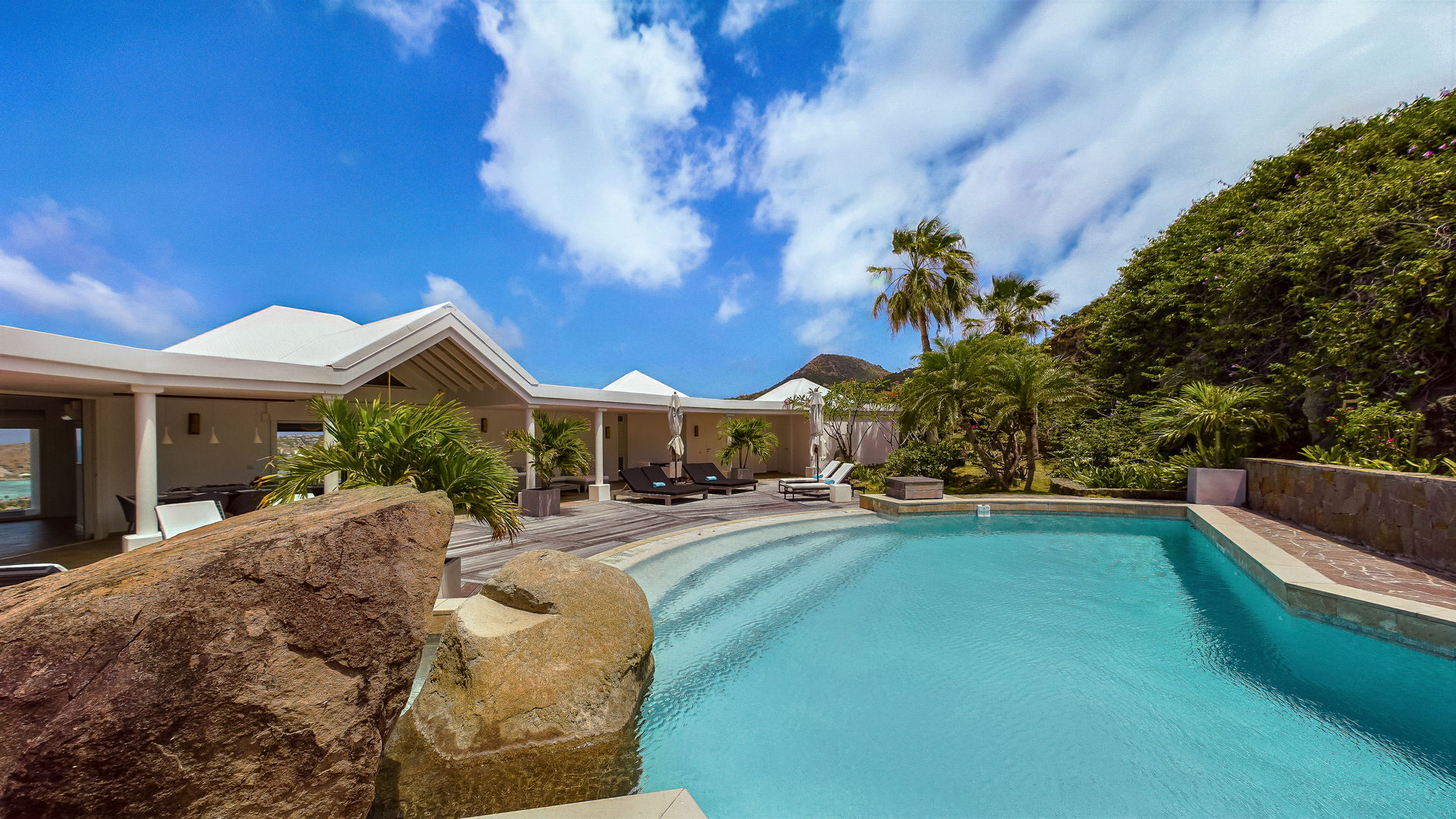 POOL & TERRACE