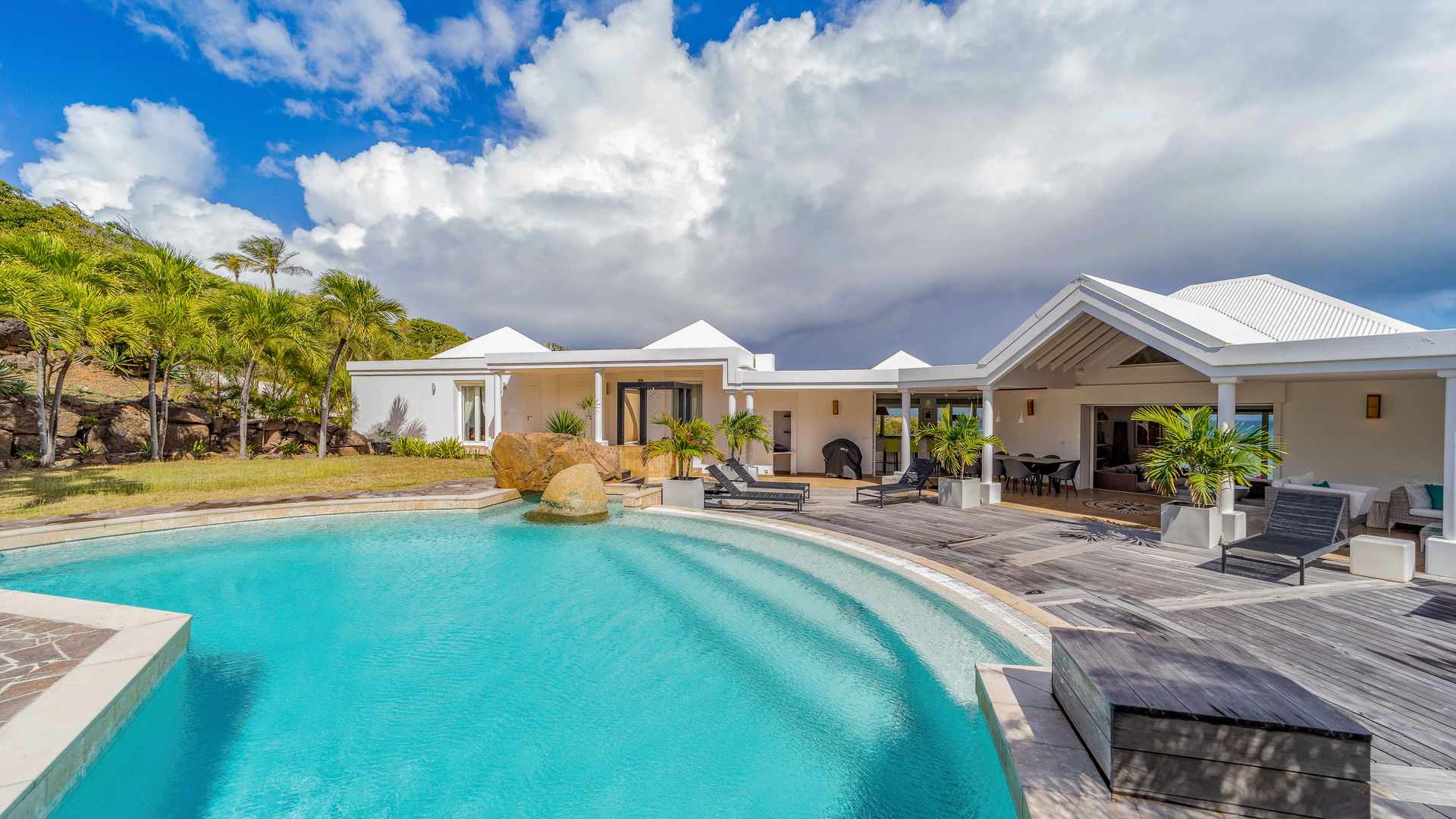 POOL & TERRACE