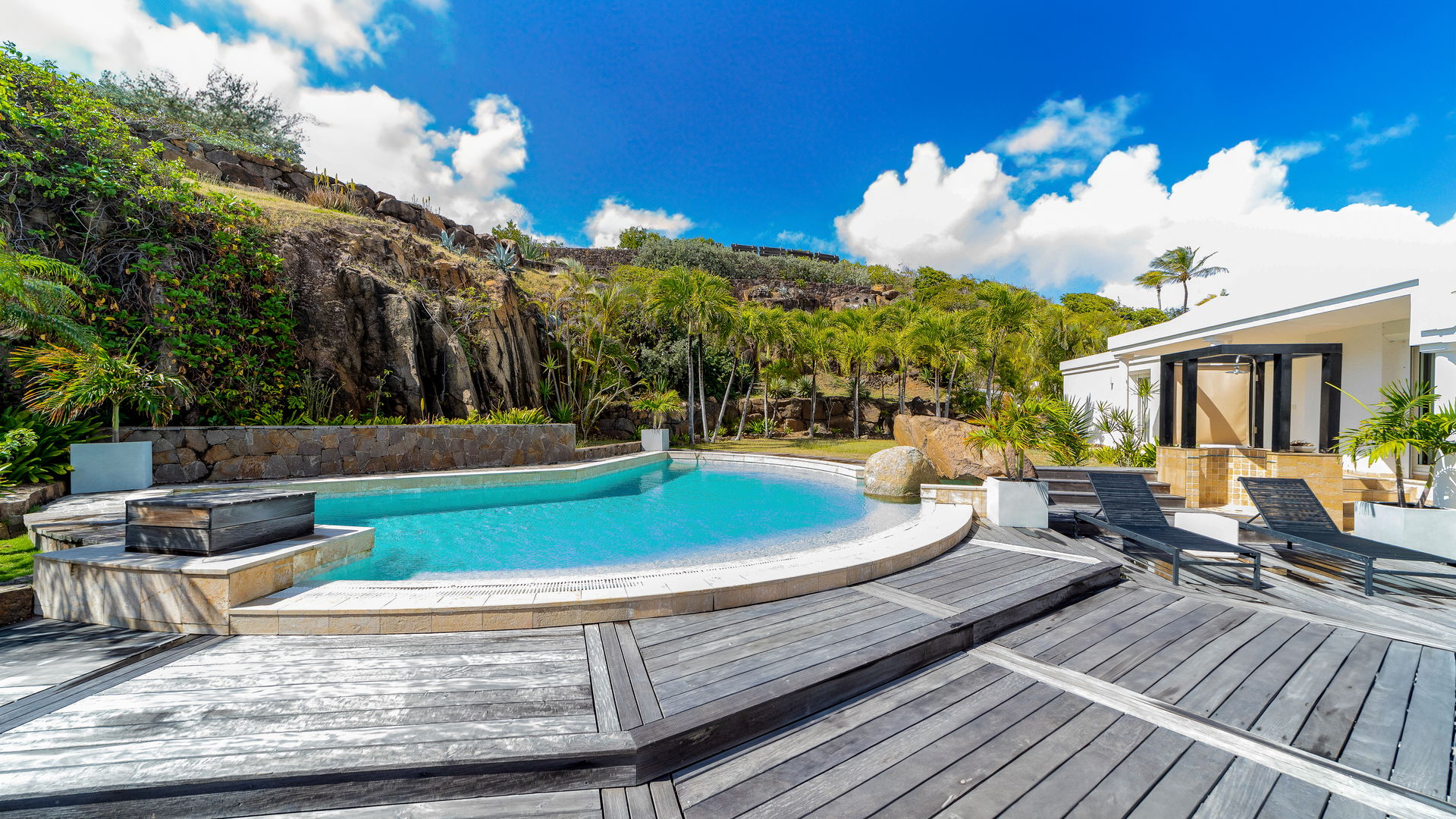 POOL & TERRACE